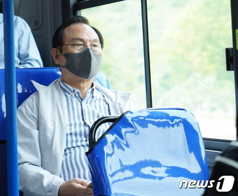 본문 이미지 - 박상돈 천안시장은 지난 7일 시내버스 개선을 위해 직접 시내버스를 타고 문제점을 점검했다.(천안시청 제공)ⓒ 뉴스1