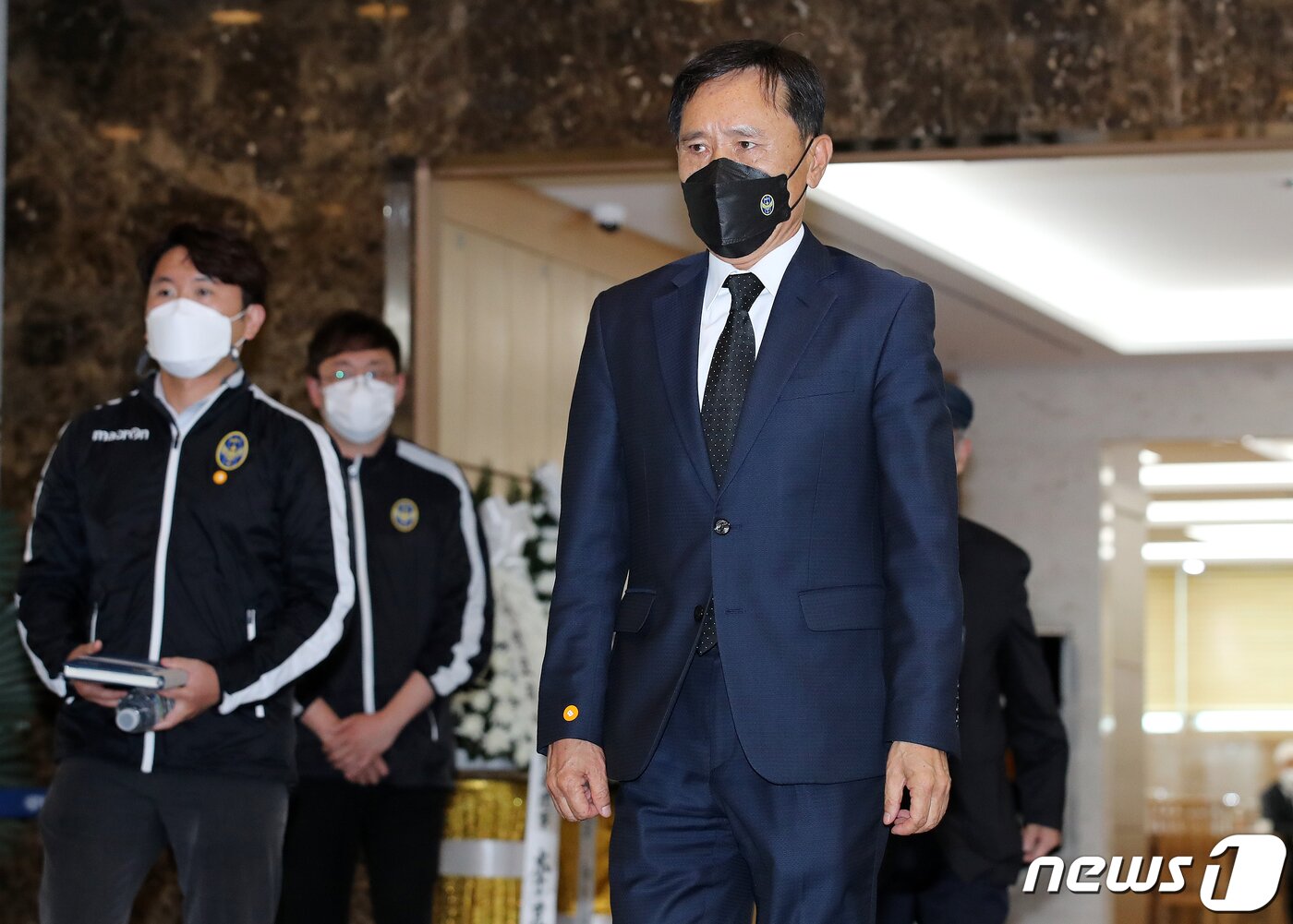 본문 이미지 - 전달수 인천유나이티드 대표이사가 8일 오전 서울 송파구 풍납동 아산병원 장례식장에 마련되어 있는 故 유상철 전 인천 유나이티드 감독의 빈소를 찾아 조문하고 있다. 2021.6.8/뉴스1 ⓒ News1 김진환 기자