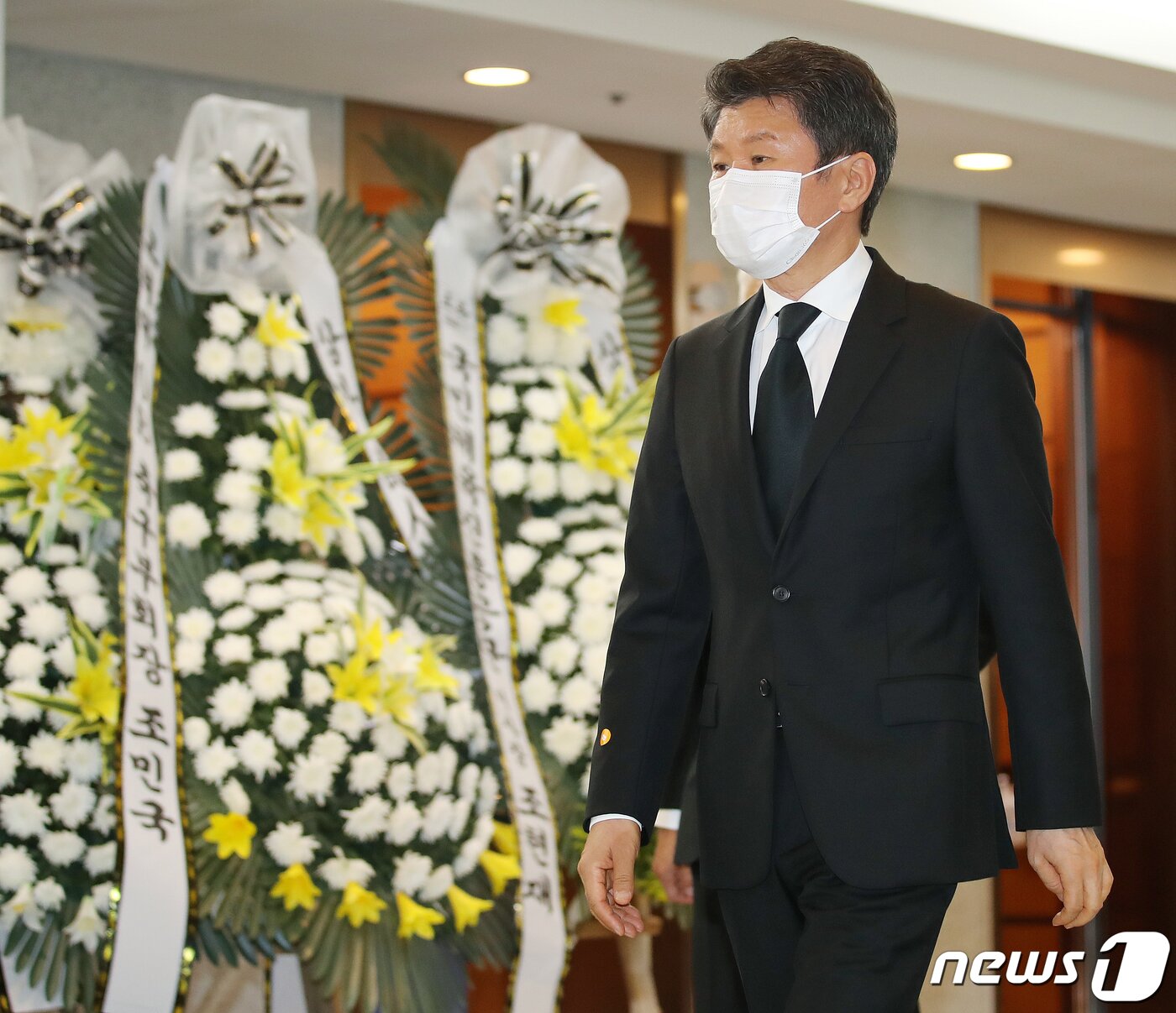 본문 이미지 - 정몽규 대한축구협회 회장이 8일 오전 서울 송파구 풍납동 아산병원 장례식장에 마련되어 있는 故 유상철 전 인천 유나이티드 감독의 빈소를 찾아 조문하고 있다. 2021.6.8/뉴스1 ⓒ News1 김진환 기자