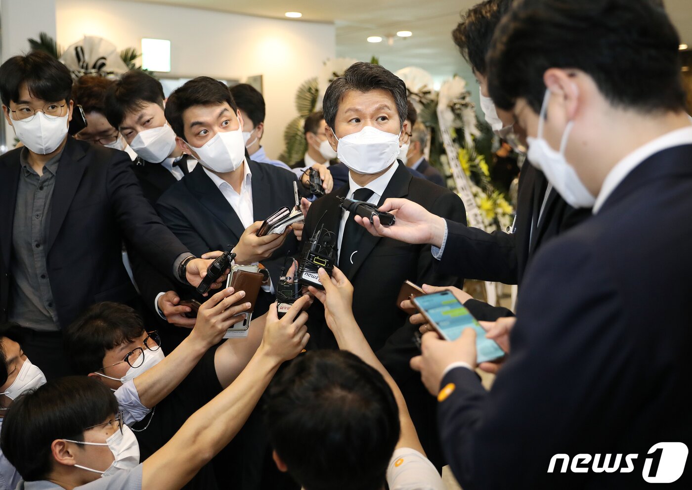 본문 이미지 - 정몽규 대한축구협회 회장이 8일 오전 서울 송파구 풍납동 아산병원 장례식장에 마련되어 있는 故 유상철 전 인천 유나이티드 감독의 빈소를 찾아 조문 후 취재진 질문을 받고 있다. 2021.6.8/뉴스1 ⓒ News1 김진환 기자