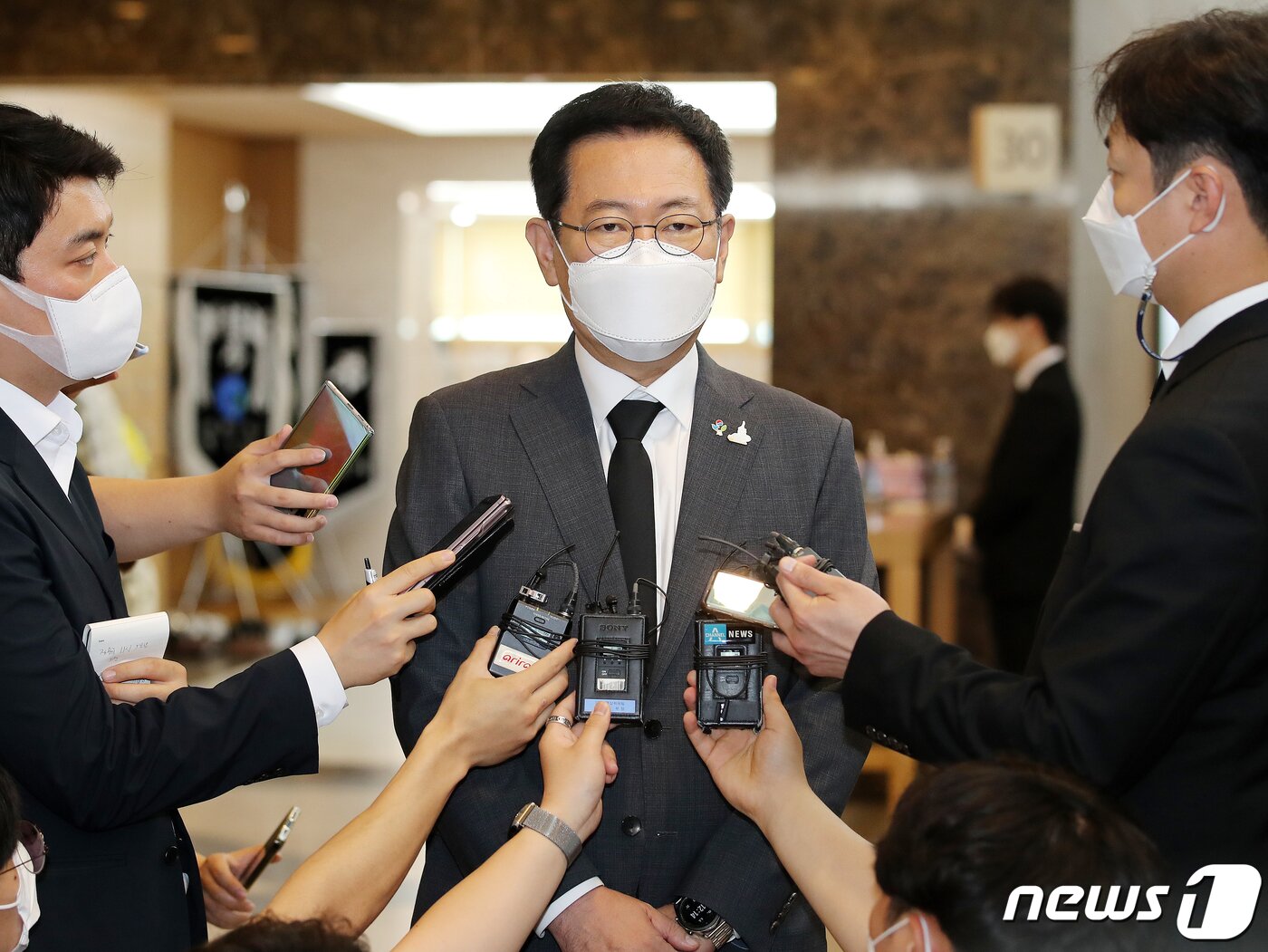 본문 이미지 - 박남춘 인천시장이 8일 오전 서울 송파구 풍납동 아산병원 장례식장에 마련되어 있는 故 유상철 전 인천 유나이티드 감독의 빈소를 찾아 조문 후 취재진과 인터뷰를 하고 있다. 2021.6.8/뉴스1 ⓒ News1 김진환 기자