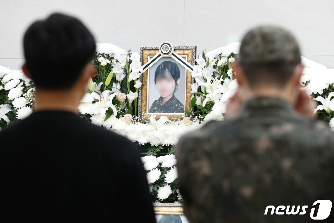 본문 이미지 - 8일 경기 성남 국군수도병원 장례식장에 마련된 고 이모 공군 중사 분향소를 찾은 고인의 고등학교 선생님과 관계자들이 이중사를 추모하고 있다.  안은나 기자