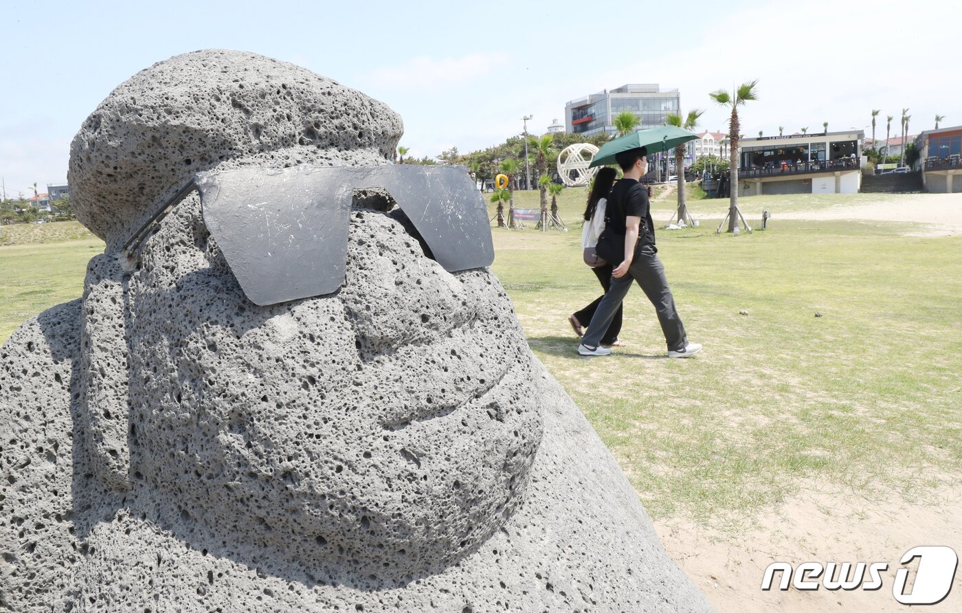 본문 이미지 - 제주시 함덕해수욕장의 돌하르방은 선글라스를 끼고 있다.ⓒ News1