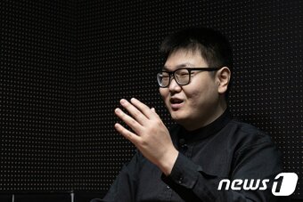 본문 이미지 - 8일 경기 광명시의 한 스터디카페에서 임명묵 작가가 뉴스1과 인터뷰하고 있다. 2021.6.8/뉴스1 ⓒ News1 이승배 기자
