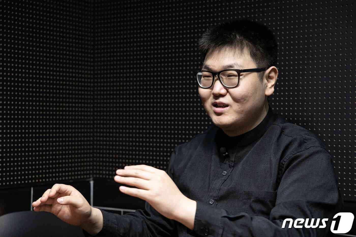지난 6월8일 경기 광명시의 한 스터디카페에서 임명묵 작가가 뉴스1과 인터뷰하고 있다. 2021.6.8/뉴스1 © News1 이승배 기자