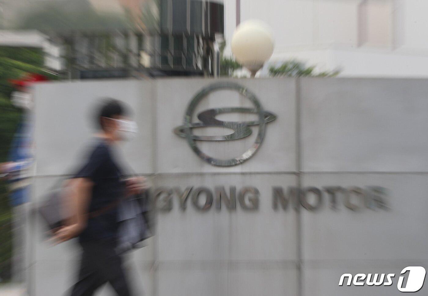 본문 이미지 - 경기도 평택시 쌍용자동차 평택공장에 직원들이 출근을 하고 있다. /뉴스1 ⓒ News1 김영운 기자