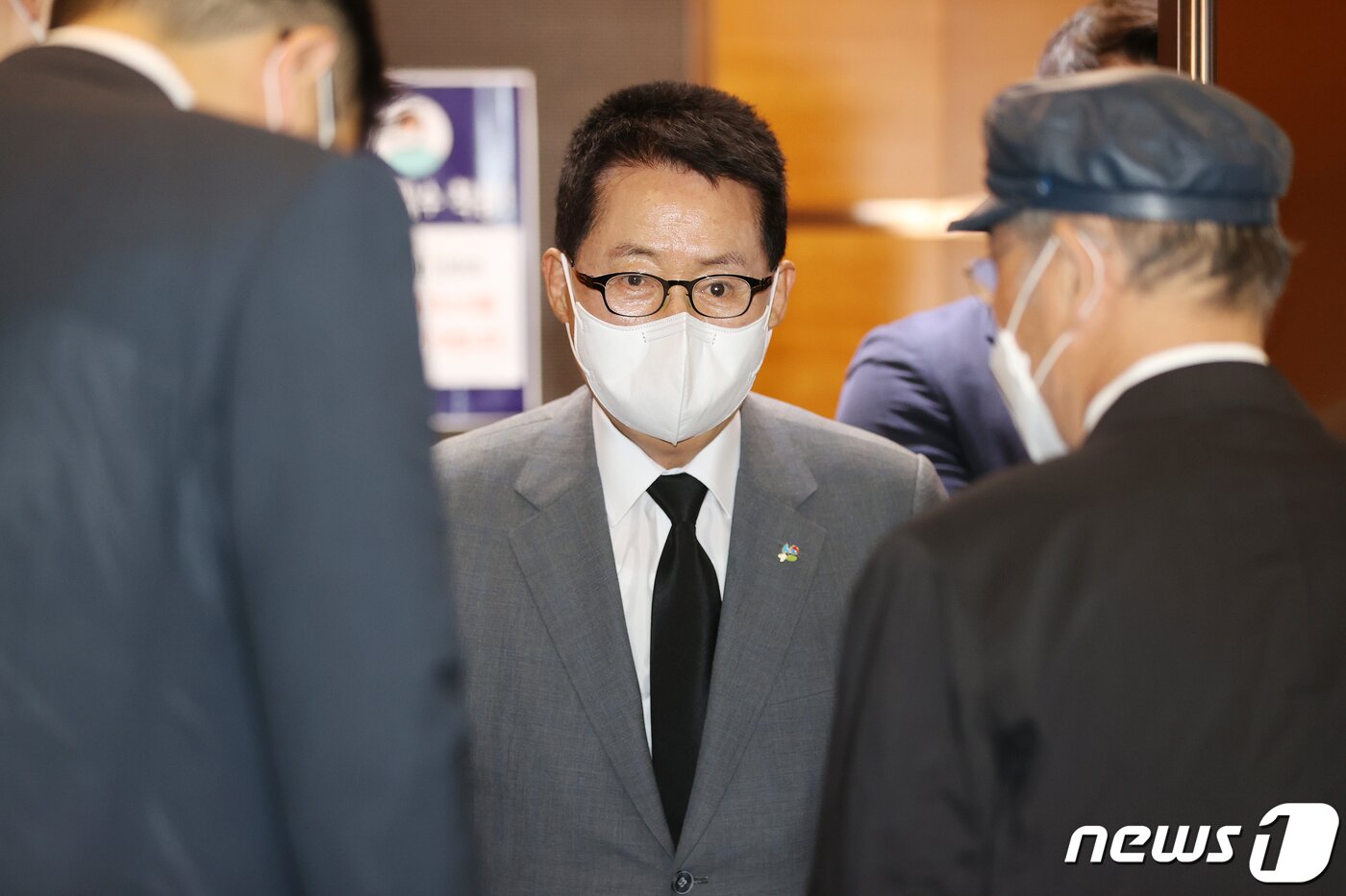 본문 이미지 - 박지원 국가정보원장이 8일 오후 서울아산병원 장례식장에 마련된 고(故) 유상철 전 인천 유나이티드 감독의 빈소에서 조문을 마친 뒤 자리를 이동하고 있다. 2021.6.8/뉴스1 ⓒ News1 김진환 기자