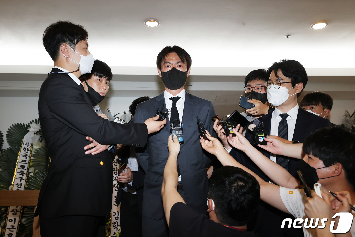 (서울=뉴스1) 김진환 기자 = 홍명보 울산 현대 감독이 8일 오후 서울아산병원 장례식장에 마련된 고(故) 유상철 전 인천 유나이티드 감독의 빈소에서 조문을 하기 전 취재진과 인터 …