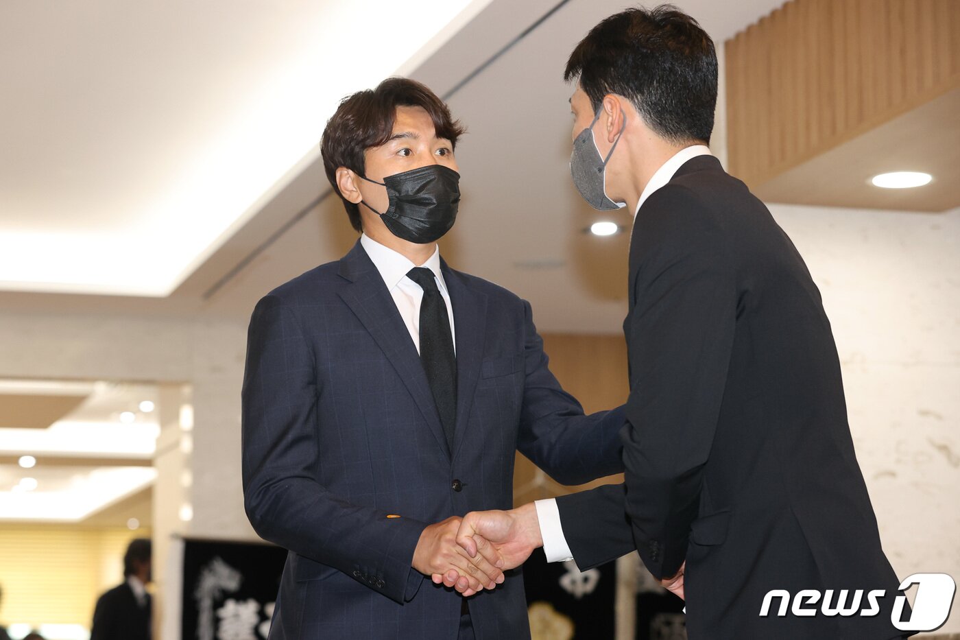 본문 이미지 - 이동국이 8일 오후 서울아산병원 장례식장에 마련된 고(故) 유상철 전 인천 유나이티드 감독의 빈소에서 조문을 마친 뒤 조문객과 악수하고 있다. 2021.6.8/뉴스1 ⓒ News1 김진환 기자