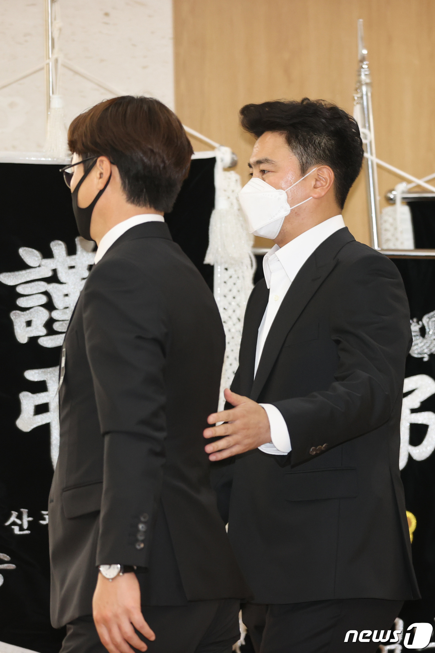 (서울=뉴스1) 김진환 기자 = 안정환이 8일 오후 서울아산병원 장례식장에 마련된 고(故) 유상철 전 인천 유나이티드 감독의 빈소에서 조문을 하기 위해 이동하고 있다. 전 감독은 …