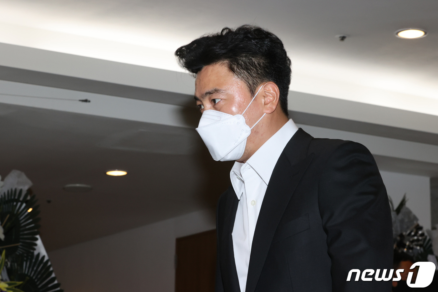 (서울=뉴스1) 김진환 기자 = 안정환이 8일 오후 서울아산병원 장례식장에 마련된 고(故) 유상철 전 인천 유나이티드 감독의 빈소에서 조문을 하기 위해 이동하고 있다.유 전 감독은 …