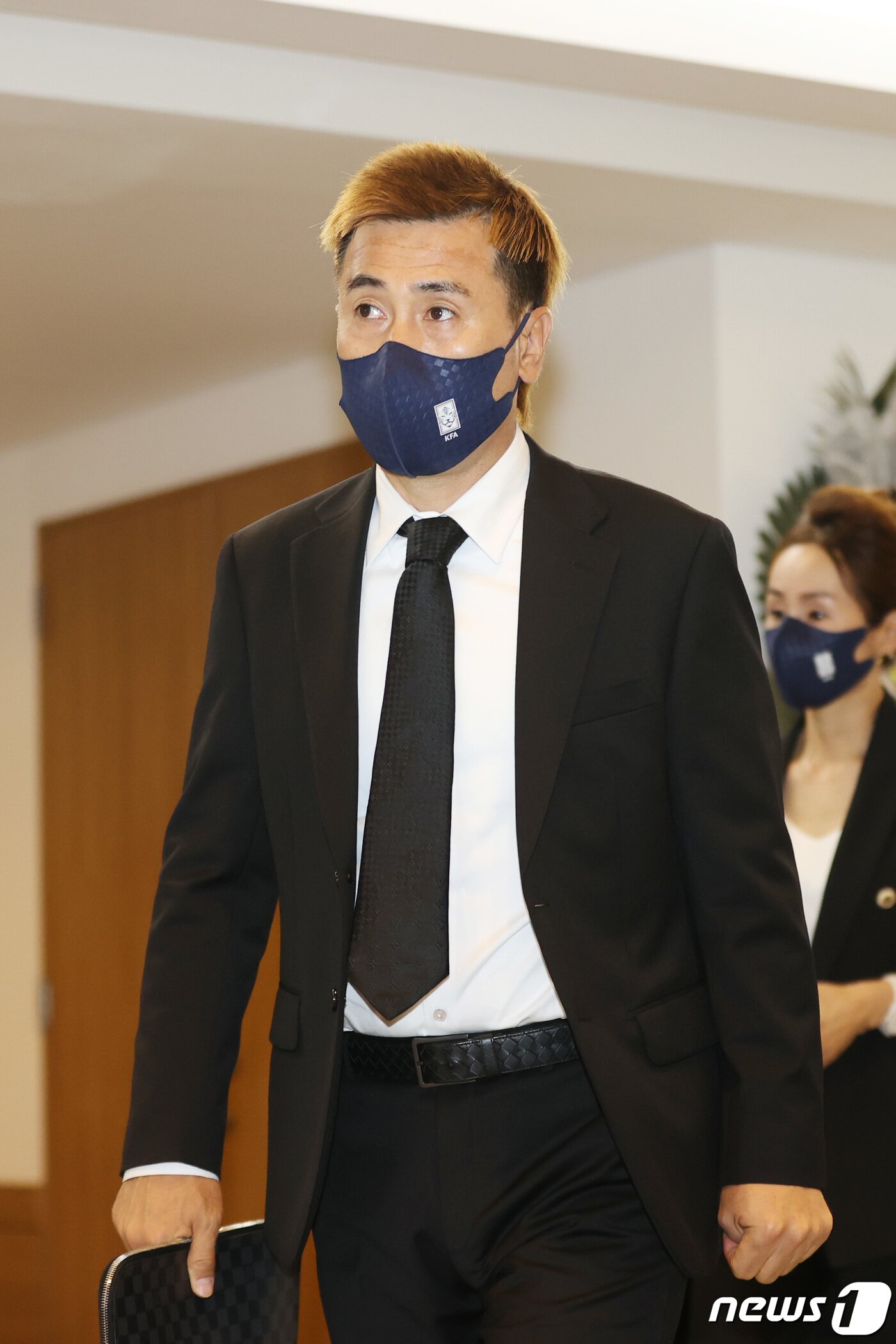 본문 이미지 - 김병지 대한축구협회 부회장이 8일 오후 서울아산병원 장례식장에 마련된 고(故) 유상철 전 인천 유나이티드 감독의 빈소에서 조문을 하기 위해 이동하고 있다. 2021.6.8/뉴스1 ⓒ News1 김진환 기자