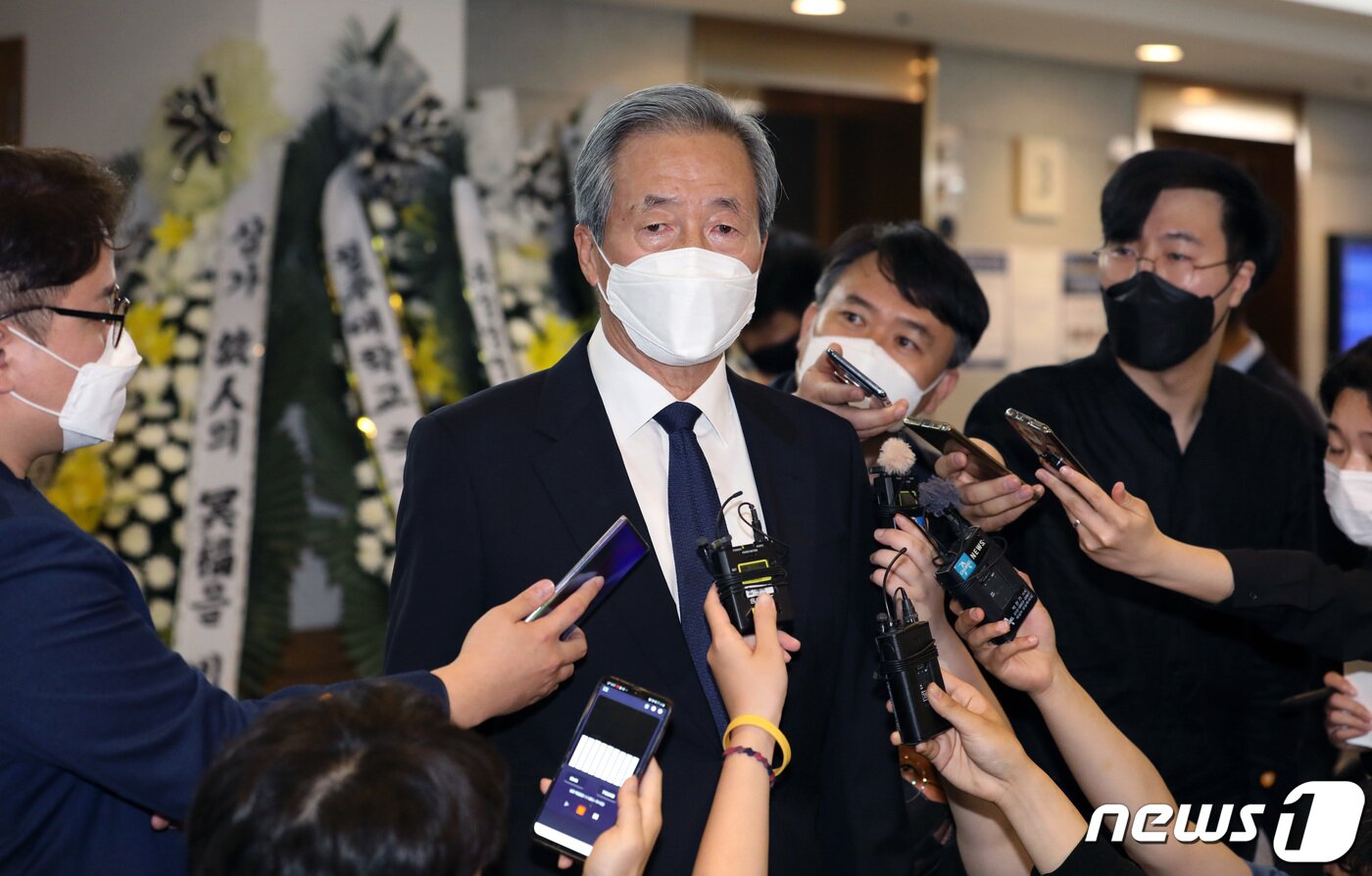 본문 이미지 - 정몽준 아산재단 이사장이 8일 오후 서울 송파구 서울아산병원 장례식장에 마련된 고(故) 유상철 전 인천 유나이티드 감독의 빈소 조문을 하며 취재진 질문에 답하고 있다. 2021.6.8/뉴스1 ⓒ News1 박지혜 기자