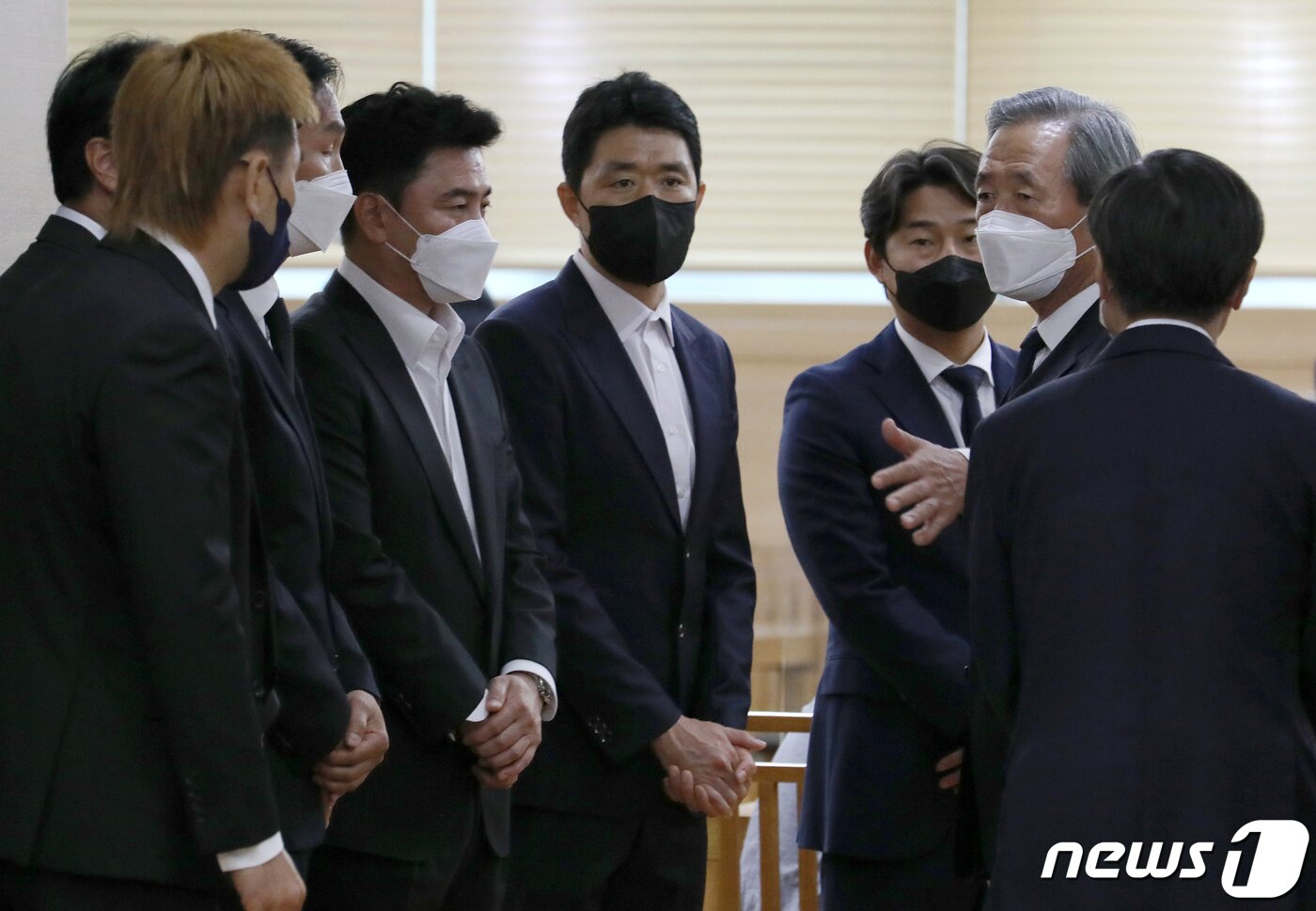 본문 이미지 - 정몽준 아산재단 이사장이 8일 오후 서울 송파구 서울아산병원 장례식장에 마련된 고(故) 유상철 전 인천 유나이티드 감독의 빈소 조문을 하고 있다.2021.6.8/뉴스1 ⓒ News1 박지혜 기자