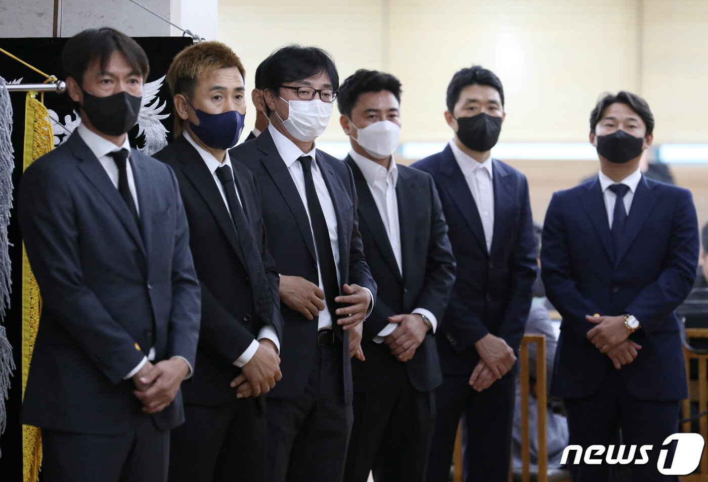 본문 이미지 - 홍명보(왼쪽부터) 울산 현대 감독, 김병지 대한축구협회 부회장, 황선홍 전 대전하나시티즌 감독, 안정환, 현영민 해설위원, 이천수 대한축구협회 사회공헌위원장이 8일 오후 서울 송파구 서울아산병원 장례식장에 마련된 고(故) 유상철 전 인천 유나이티드 감독의 빈소에서 조문객을 맞이하고 있다. 2021.6.8/뉴스1 ⓒ News1 박지혜 기자