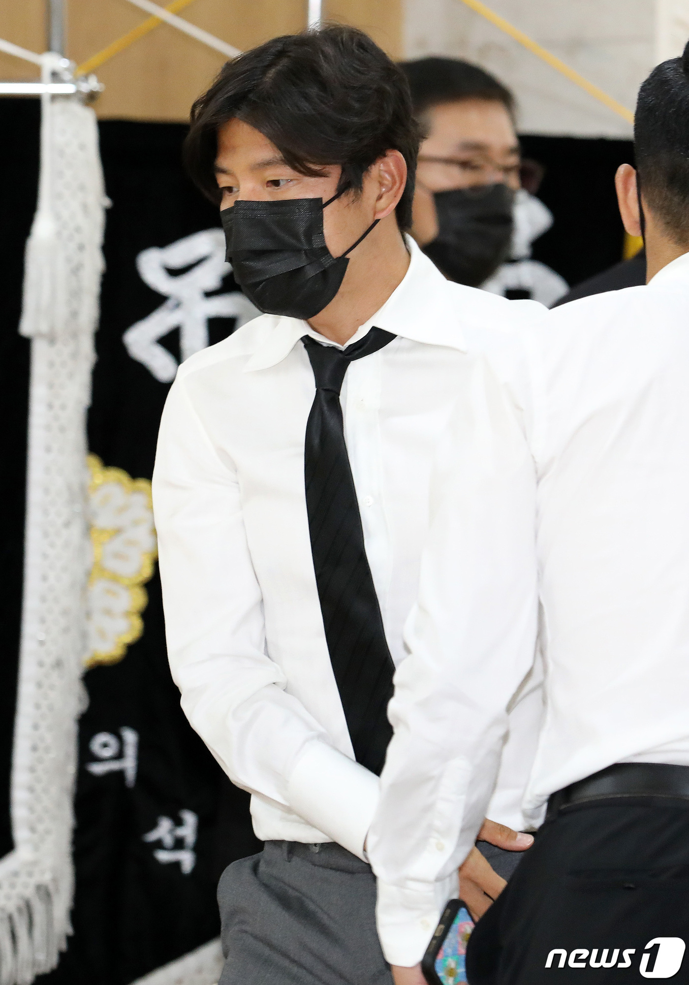 (서울=뉴스1) 박지혜 기자 = 수원FC 박주호가 8일 오후 서울 송파구 서울아산병원 장례식장에 마련된 고(故) 유상철 전 인천 유나이티드 감독의 빈소 조문을 마치고 나오고 있다. …