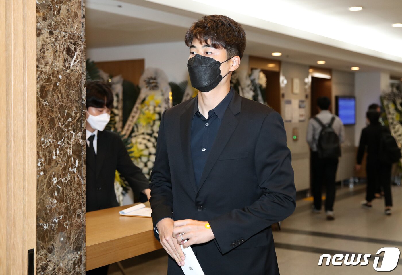 본문 이미지 - FC서울 기성용이 8일 오후 서울 송파구 서울아산병원 장례식장에 마련된 고(故) 유상철 전 인천 유나이티드 감독의 빈소 조문을 하고 있다. 2021.6.8/뉴스1 ⓒ News1 박지혜 기자