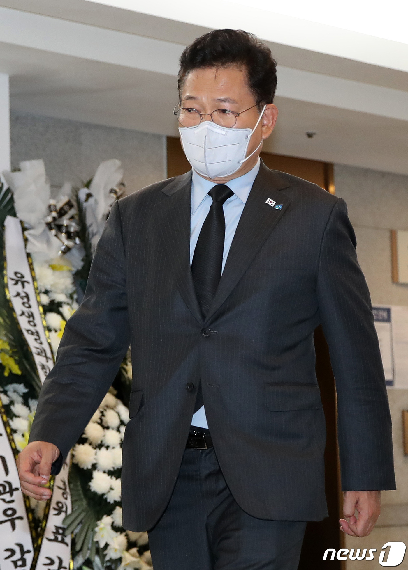 (서울=뉴스1) 박지혜 기자 = 송영길 더불어민주당 대표가 8일 오후 서울 송파구 서울아산병원 장례식장에 마련된 고(故) 유상철 전 인천 유나이티드 감독의 빈소 조문을 하고 있다. …