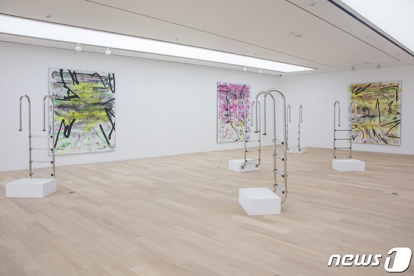 본문 이미지 - 헤닝 스트라스부르거의 개인전 &#39;오 베드 보이&#39; 전시 전경ⓒ 뉴스1