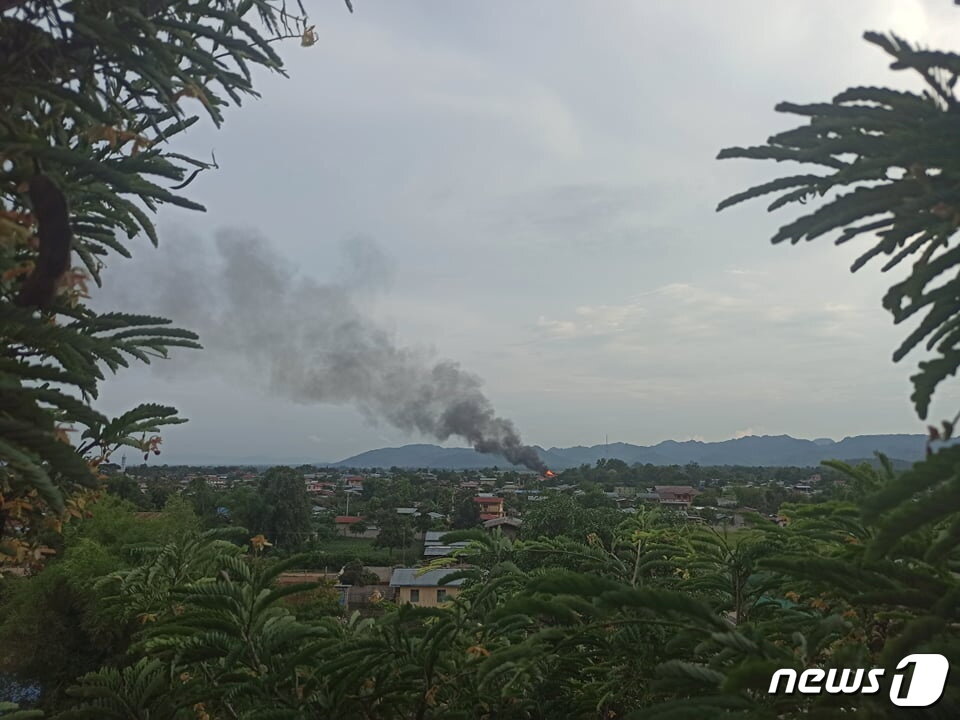 본문 이미지 - 미얀마 카야주 모비예 마을에서 지난 7일 군부와 소수민족 무장단체간의 교전이 발생해 불기둥이 피어 올랐다. ⓒ 로이터=뉴스1 ⓒ News1 원태성 기자