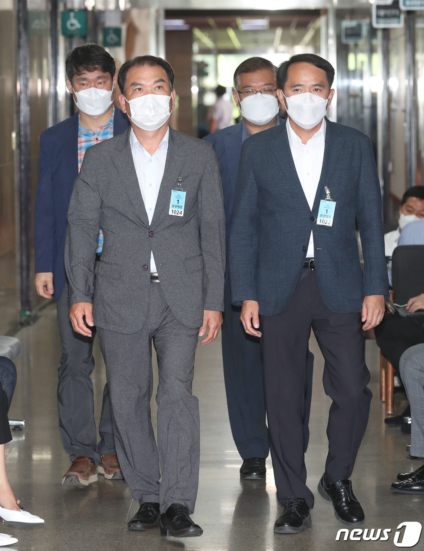 (서울=뉴스1) 오대일 기자 = 최원일 전 천안함 함장(오른쪽)과 이성우 천안함 유족회장이 9일 오전 서울 여의도 국회를 찾아 더불어민주당 대표실로 들어가고 있다. 2021.6.9 …