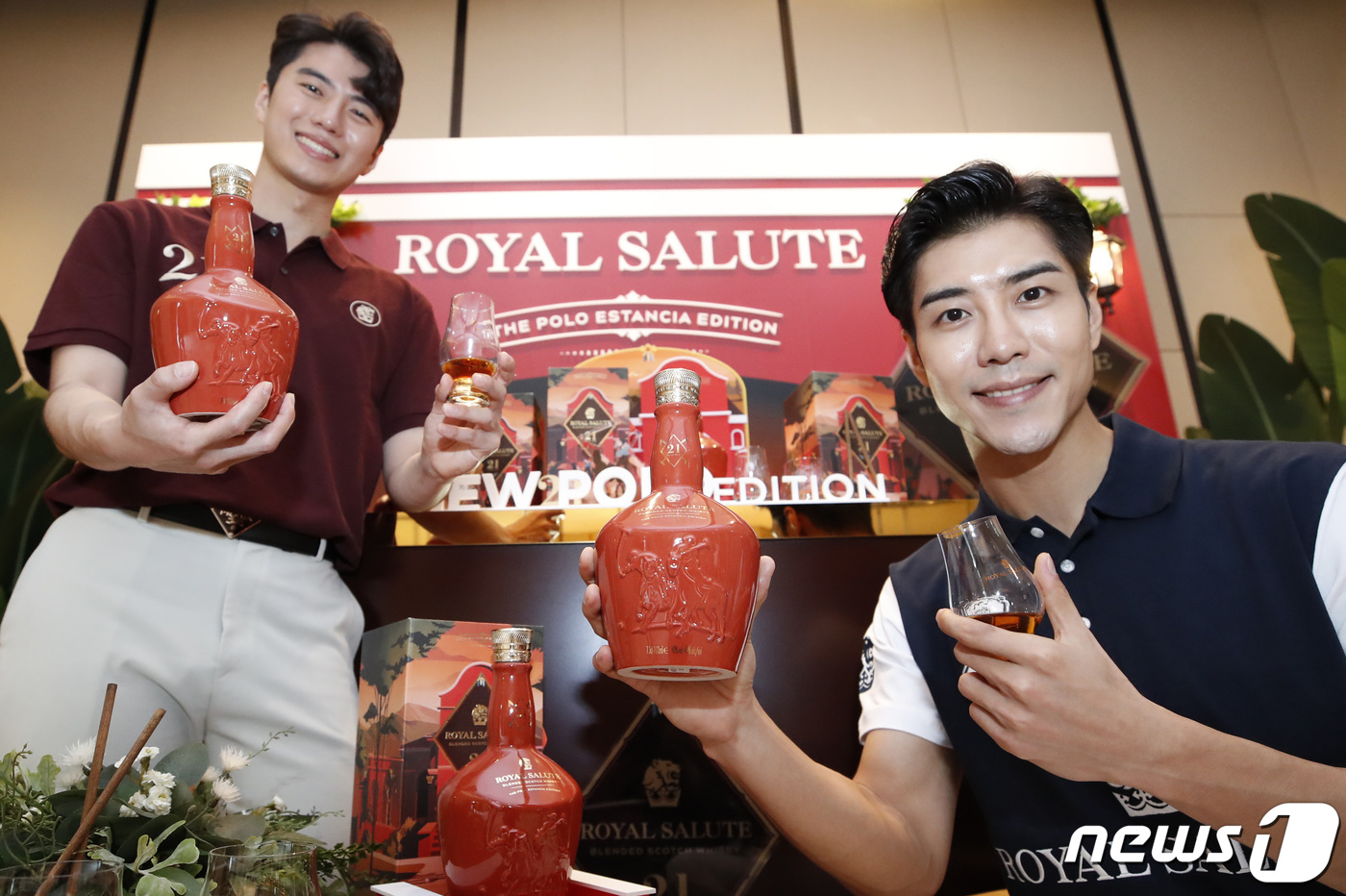 (서울=뉴스1) 권현진 기자 = 9일 오전 서울 영등포구 여의도 페어몬트 앰배서더 서울에서 열린 럭셔리 위스키 로얄살루트 ‘로얄살루트 21년 에스텐시아 폴로 에디션’의 출시 기념 …