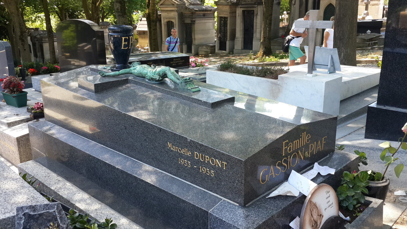 본문 이미지 - 파리 페르 라셰즈 묘지 97구역의 가숑-피아프 가족묘. 마르셀르 뒤퐁의 이름이 보인다. 조성관 작가 제공