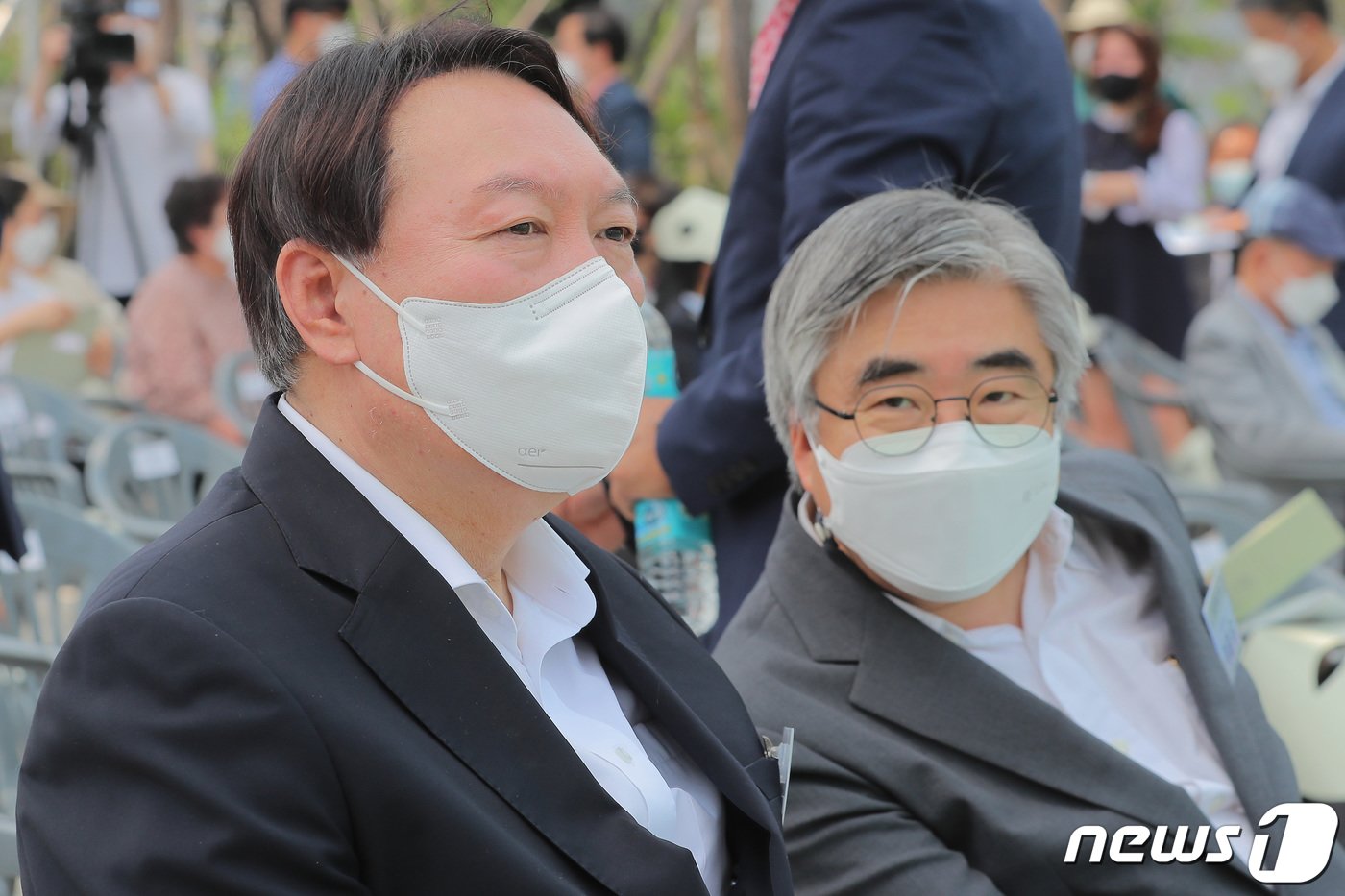 본문 이미지 - 윤석열 전 검찰총장이 2021년 6월 9일 오후 열린 서울 남산예장공원 개장식에 참석해 이철우 연세대 교수와 대화하고 있다. 지난 3월 4일 윤 전 총장이 검찰총장직을 사퇴한 지 3개월여 만의 첫 공식행사 참석이다. 2021.6.9/뉴스1 ⓒ News1 이동해 기자