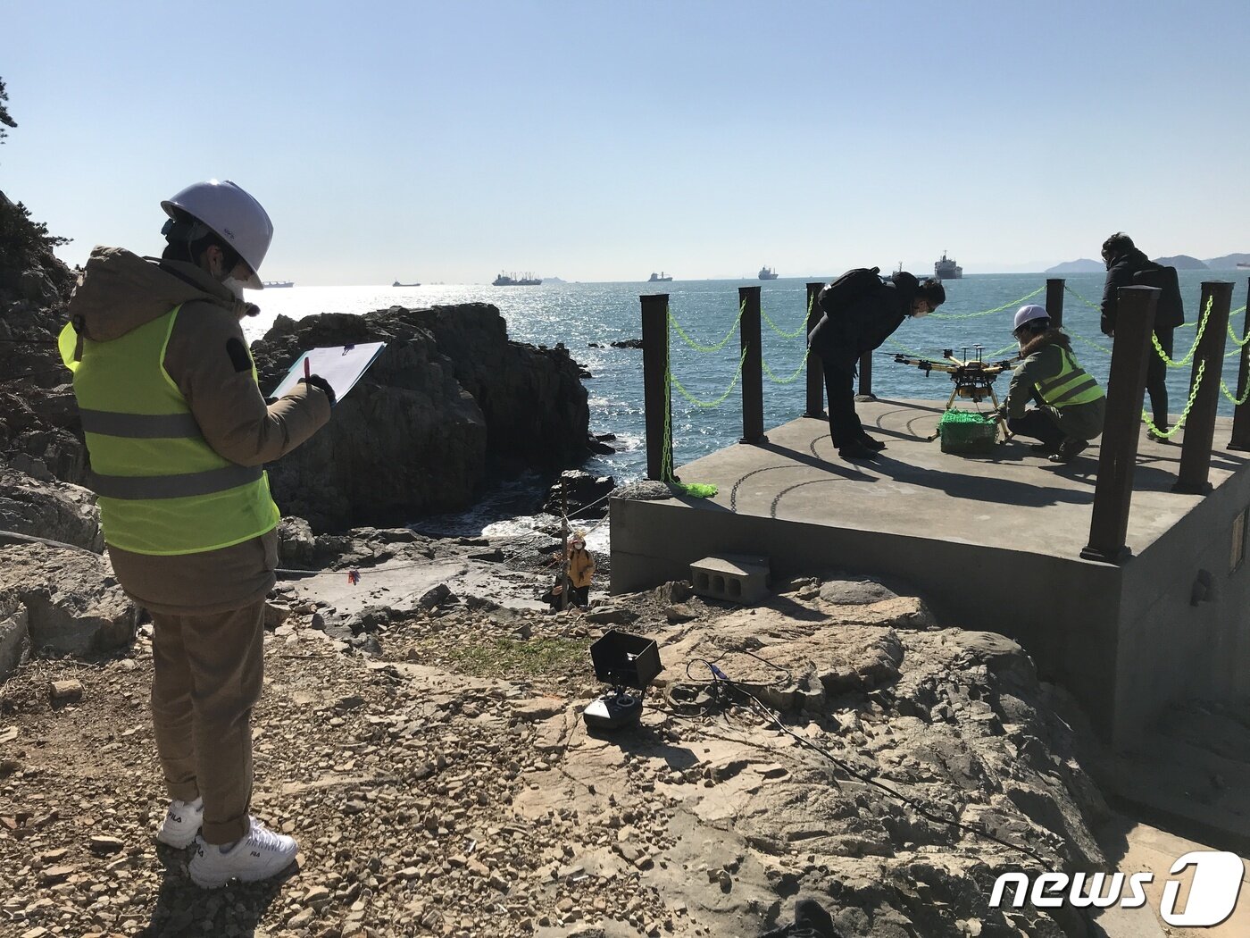 본문 이미지 - 스타트업 해양드론기술 직원들이 드론을 통해 물품을 배송할 준비를 하고 있다.&#40;해양드론기술 제공&#41; ⓒ 뉴스1