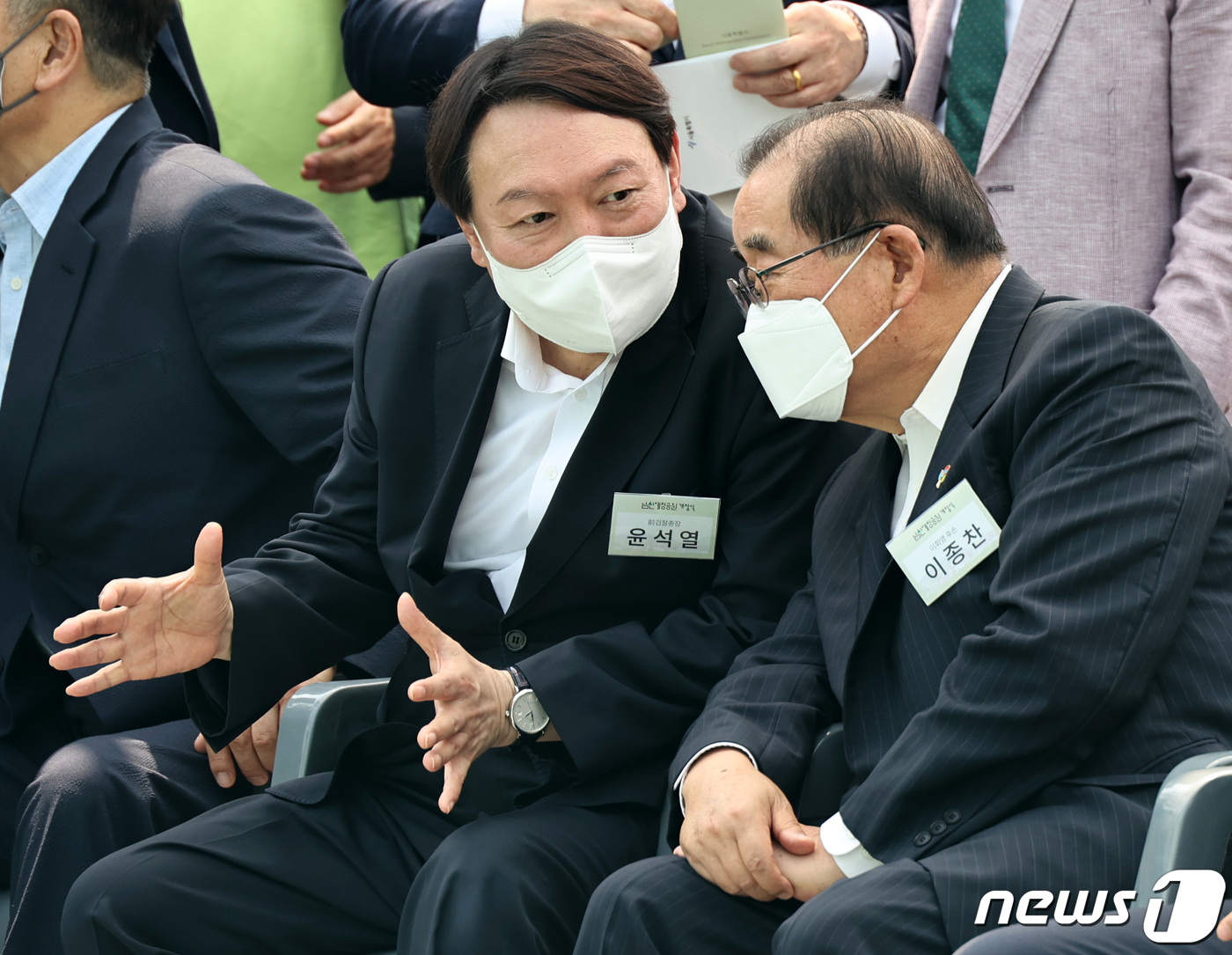 (서울=뉴스1) 이동해 기자 = 윤석열 전 검찰총장이 9일 오후 서울 중구 남산예장공원 개장식에서 독립운동가 우당 이회영 선생의 후손인 이철우 씨와 대화하고 있다. 2021.6.9 …