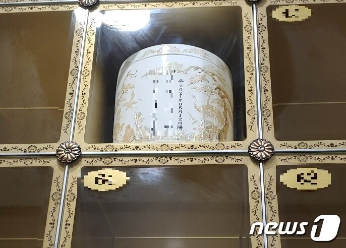 본문 이미지 - 친구 의붓아버지에게 성범죄를 당한 뒤 극단적인 선택을 한 여중생 A양(사망 당시 14세)의 유해가 안치된 추모 공간.2021.6.9/ⓒ 뉴스1