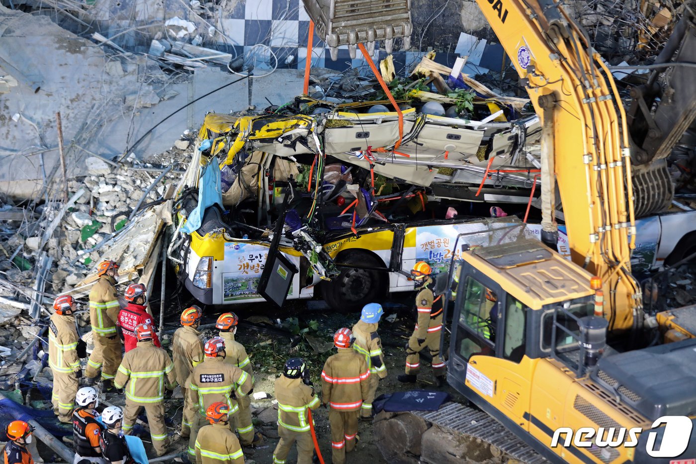 본문 이미지 - 2021년 6월 9일 오후 4시22분쯤 광주 동구 학동 재개발지역에서 철거 중이던 5층 건물 1동이 무너져 도로를 달리던 시내버스와 승용차 2대를 덮치는 사고가 발생했다. 119 구조대가 사고 현장에서 구조 작업을 벌이고 있는 가운데 처참하게 찌그러진 시내버스가 모습을 드러내고 있다. 2021.6.9/뉴스1 DB