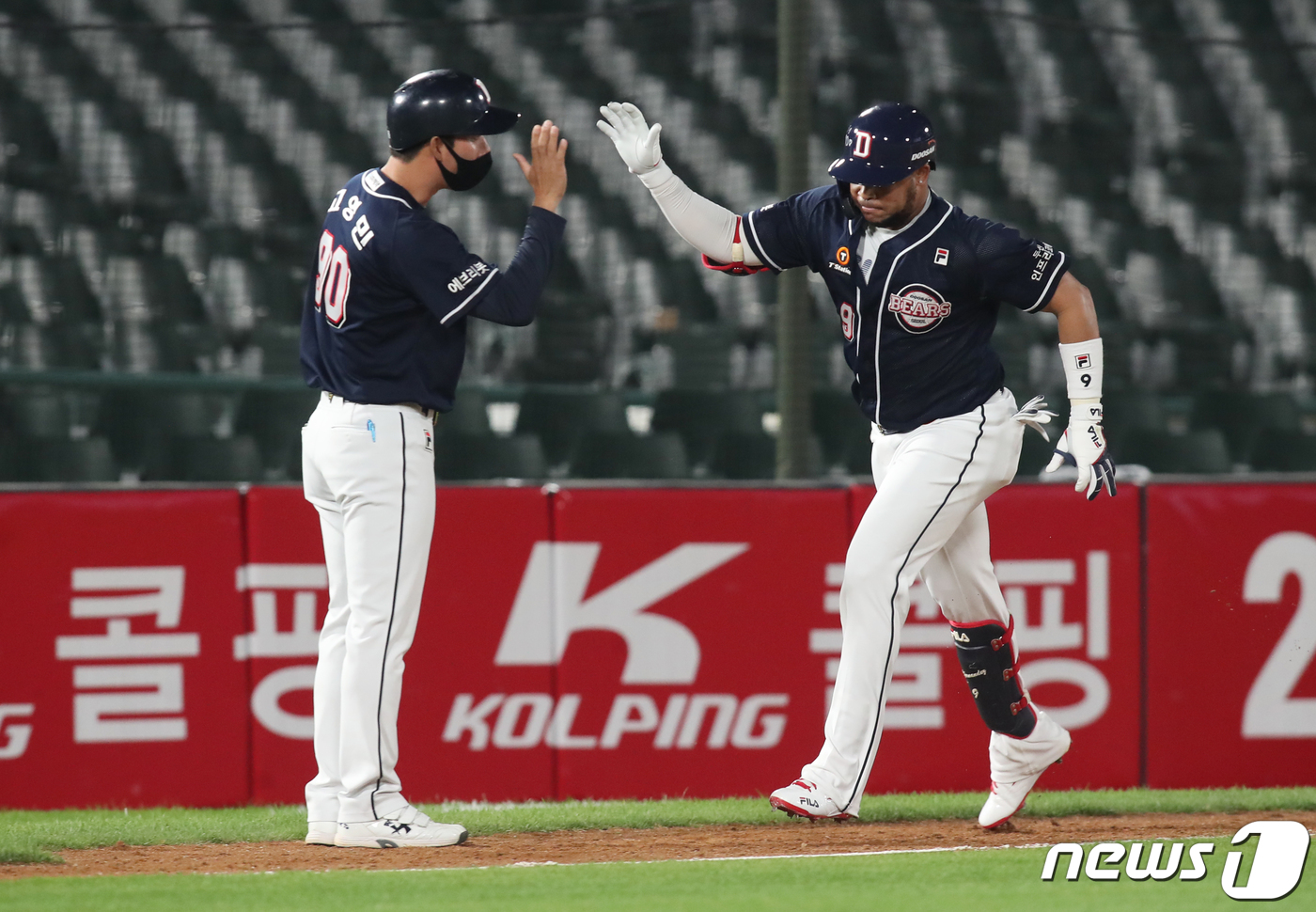 (부산=뉴스1) 여주연 기자 = 9일 오후 부산 사직야구장에서 열린 '2021 프로야구 신한은행 SOL KBO리그' 롯데 자이언츠와 두산 베어스 경기에서 7회초 무사 주자 1,2루 …