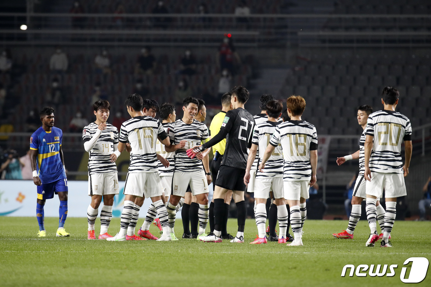 (서울=뉴스1) 이승배 기자 = 9일 오후 경기 고양시 고양종합운동장에서 열린 2022 국제축구연맹(FIFA) 카타르 월드컵 아시아지역 2차 예선 대한민국과 스리랑카의 경기에서 승 …