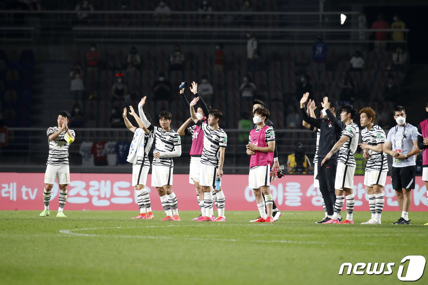 (서울=뉴스1) 이승배 기자 = 9일 오후 경기 고양시 고양종합운동장에서 열린 2022 국제축구연맹(FIFA) 카타르 월드컵 아시아지역 2차 예선 대한민국과 스리랑카의 경기에서 승 …