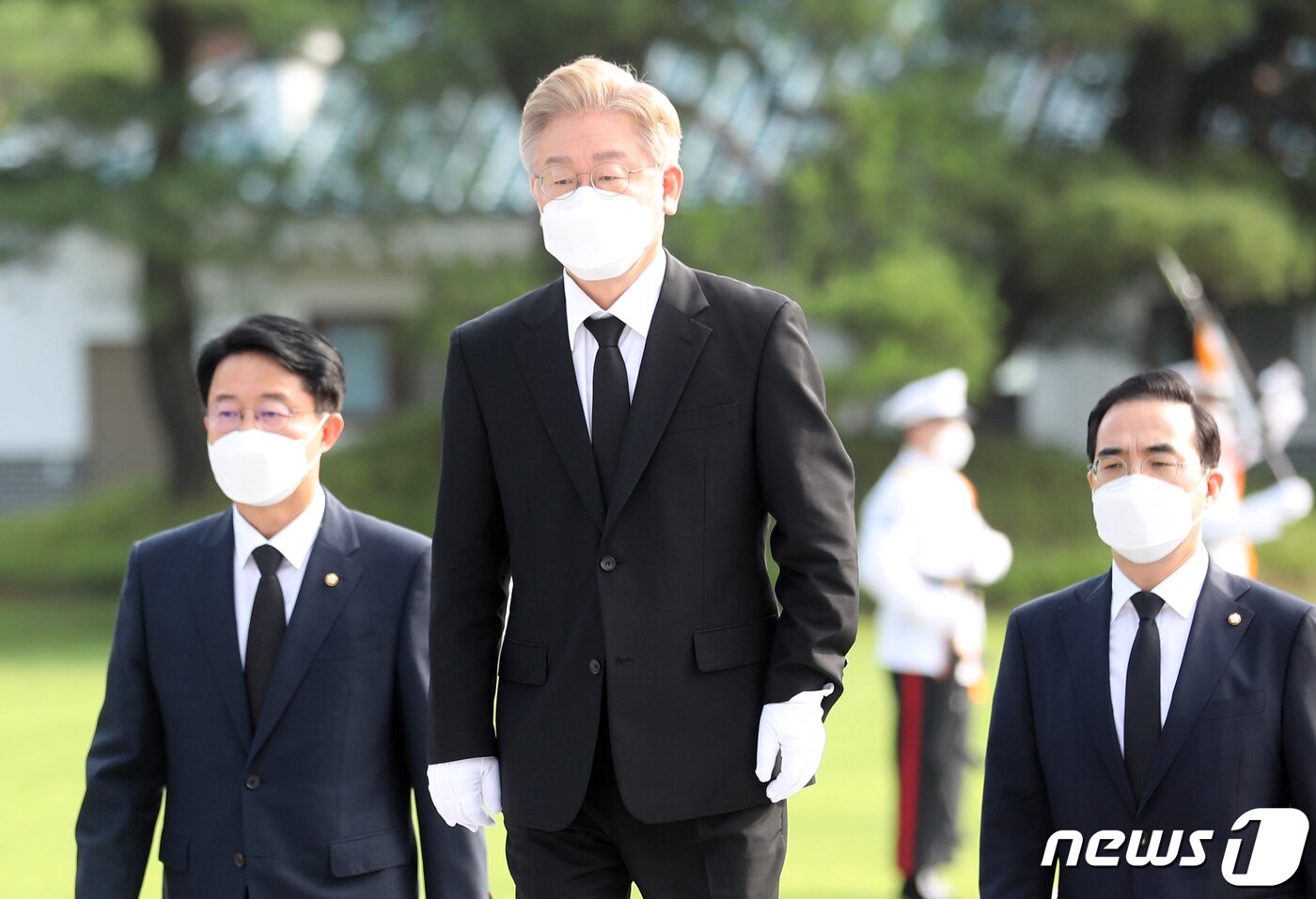 본문 이미지 - 대선출마를 공식 선언한 이재명 경기도지사가 1일 오전 서울 동작구 국립서울현충원 현충탑을 참배하고 있다. 이 지사는 이날 유튜브와 페이스북 등을 통해 공개한 ‘새로운 대한민국! 이재명은 합니다!’ 영상 선언문에서 “국민을 가르치는 ‘지도자’가 아닌 주권자를 대리하는 일꾼으로서 저 높은 곳이 아니라 국민 곁에 있겠다”며 대선 도전을 공식 선언했다. 2021.7.1/뉴스1 ⓒ News1 국회사진취재단