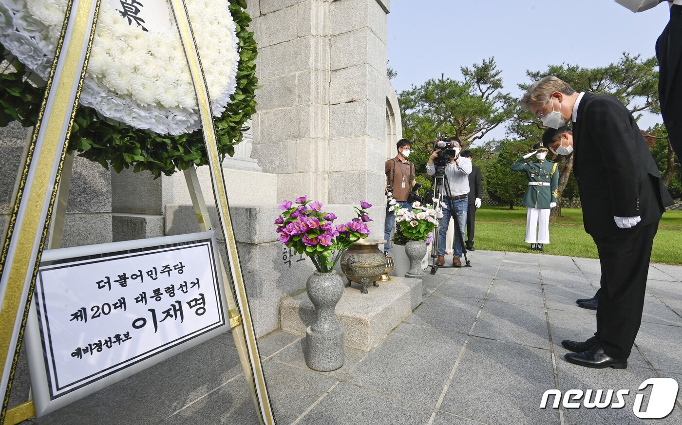본문 이미지 - 대선 출마를 선언한 이재명 경기도지사가 1일 오전 서울시 동작구 국립현충원 학도군 무명용사의 탑을 찾아 참배하고 있다. 2021.7.1/뉴스1 ⓒ News1 경기사진공동취재단