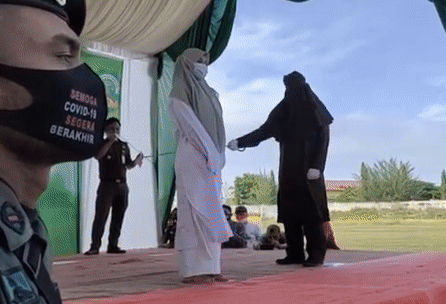 본문 이미지 - 혼전 성관계를 했다는 이유로 한 여성이 인도네시아 아체주의 한 도시에서 태형을 받았다. (유튜브 갈무리) ⓒ 뉴스1