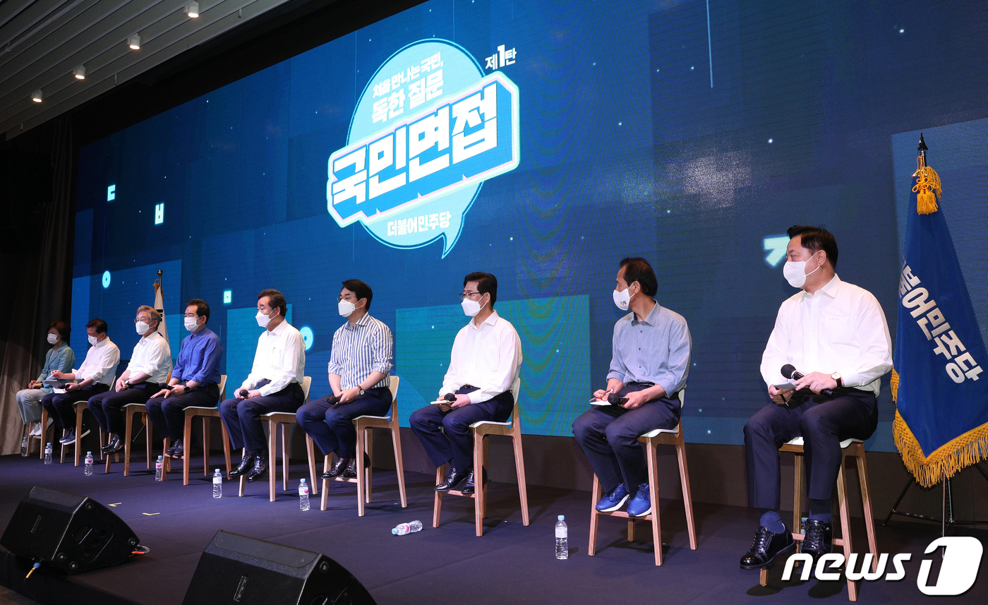 (서울=뉴스1) 오대일 기자 = 1일 오전 서울 여의도 글래드호텔에서 열린 더불어민주당 대선 경선 후보 공명선거 실천 서약식에서 대선 주자들이 공명선거와 성평등 실천을 다짐하고 있 …