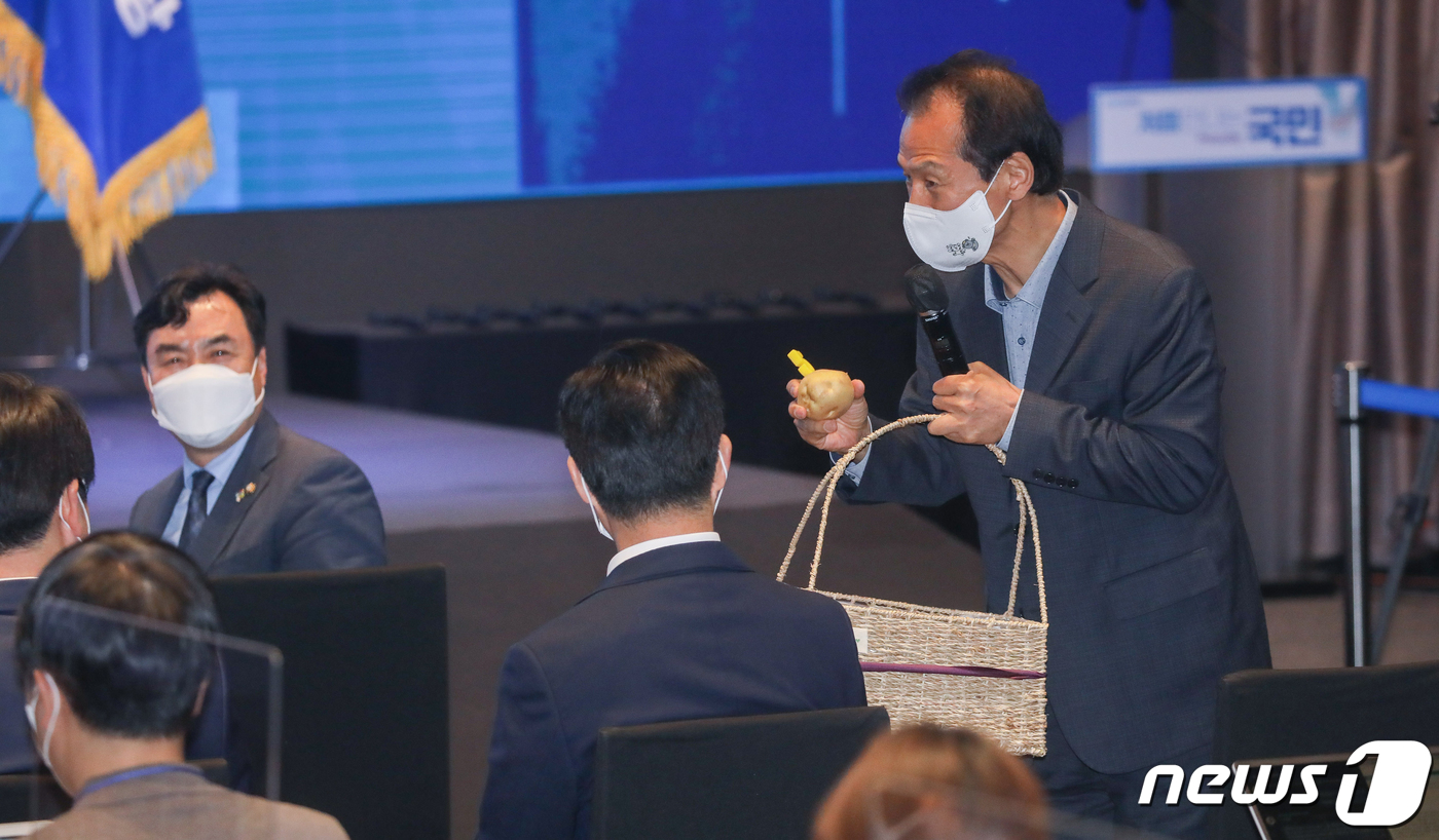 (서울=뉴스1) 오대일 기자 = 최문순 강원도지사가 1일 서울 여의도 글래드호텔에서 열린 공명선거 실천 서약식 및 프레스데이 사전행사 '너 나와'에서 후보들에게 감자를 선물하고 있 …