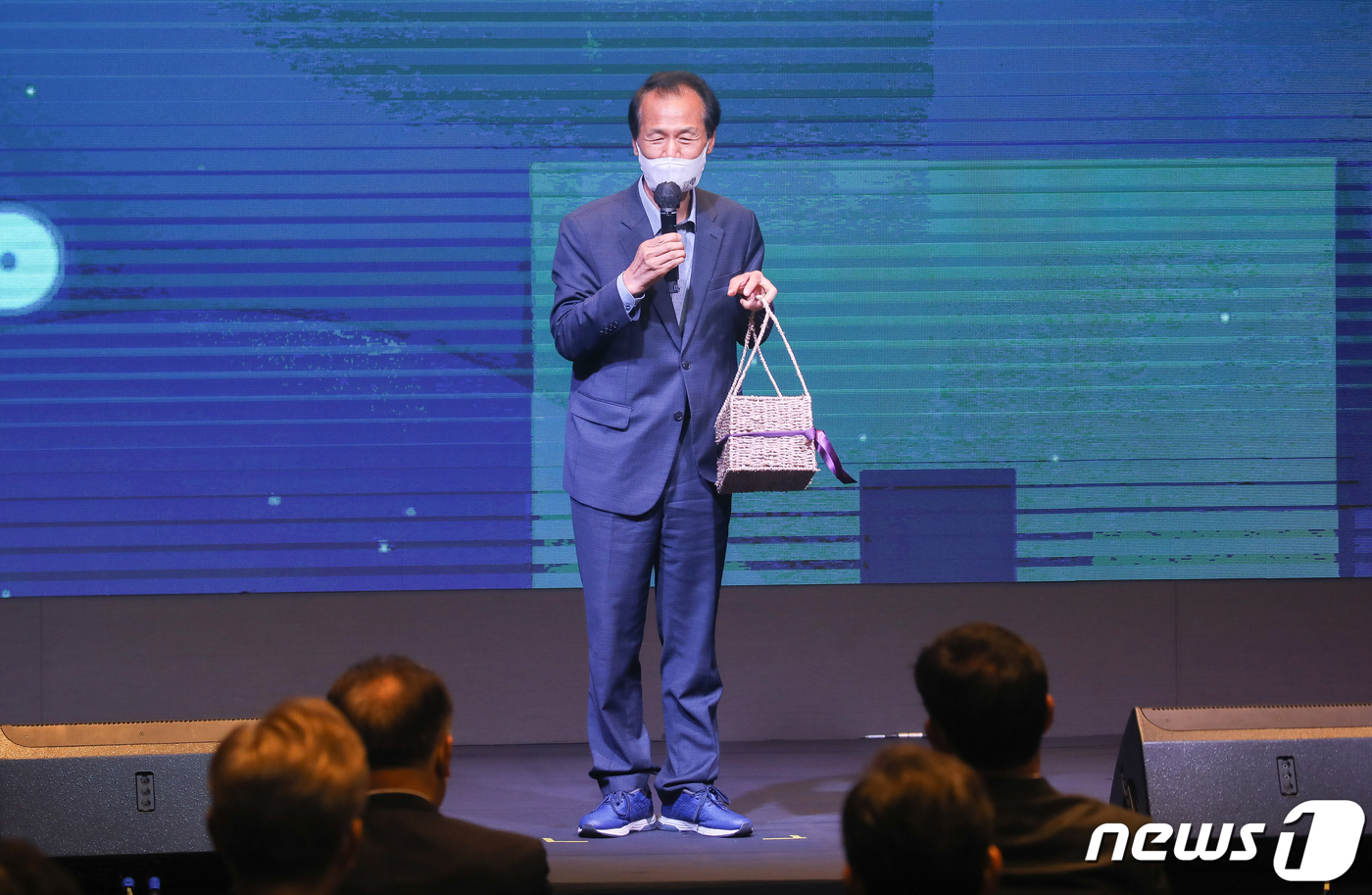 (서울=뉴스1) 오대일 기자 = 최문순 강원도지사가 1일 서울 여의도 글래드호텔에서 열린 공명선거 실천 서약식 및 프레스데이 사전행사 '너 나와'에서 후보들에게 줄 감자 바구니를 …