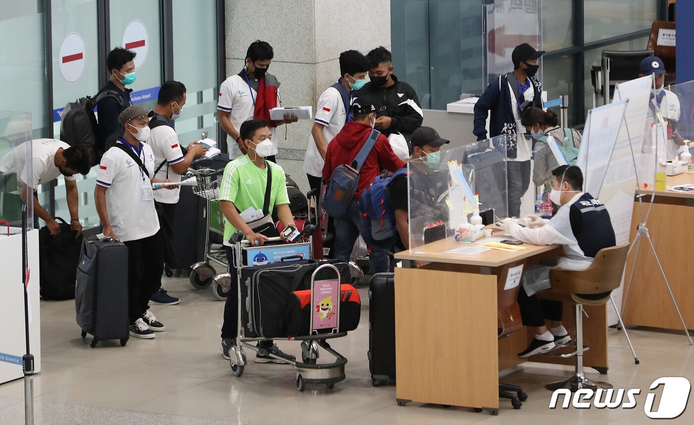 본문 이미지 - 신종코로나바이러스 감염증(코로나19) 백신을 외국에서 맞은 내외국인을 대상으로 한 자가격리 면제서 발급이 시작된 1일 인천공항에서 해외입국자들이 입국하고 있다. 중앙재난안전대책본부는 해외에서 예방 접종을 마친 내외국인은 이날 0시부터 격리 면제서를 발급 받을 수 있다고 밝혔다. 이날부터 유럽연합(EU) 회원국 끼리의 자유 왕래를 허용하는 코로나19 백신여권 발급도 시작되면서 전세계적인 공항 마비와 감염 확산이 우려되는 상황이다. 이성철 기자