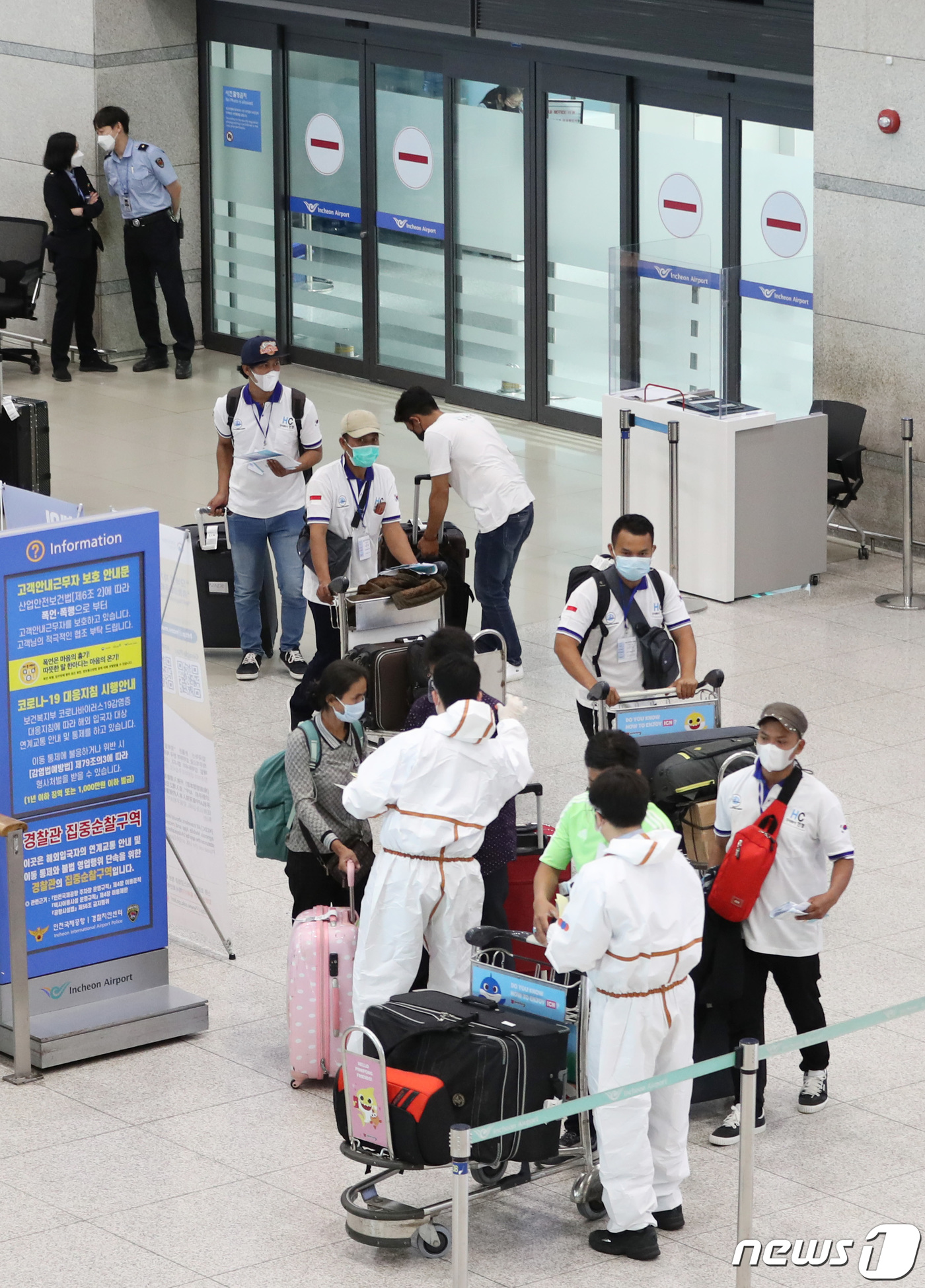 (인천공항=뉴스1) 이성철 기자 = 신종코로나바이러스 감염증(코로나19) 백신을 외국에서 맞은 내외국인을 대상으로 한 자가격리 면제서 발급이 시작된 1일 인천공항에서 해외입국자들이 …