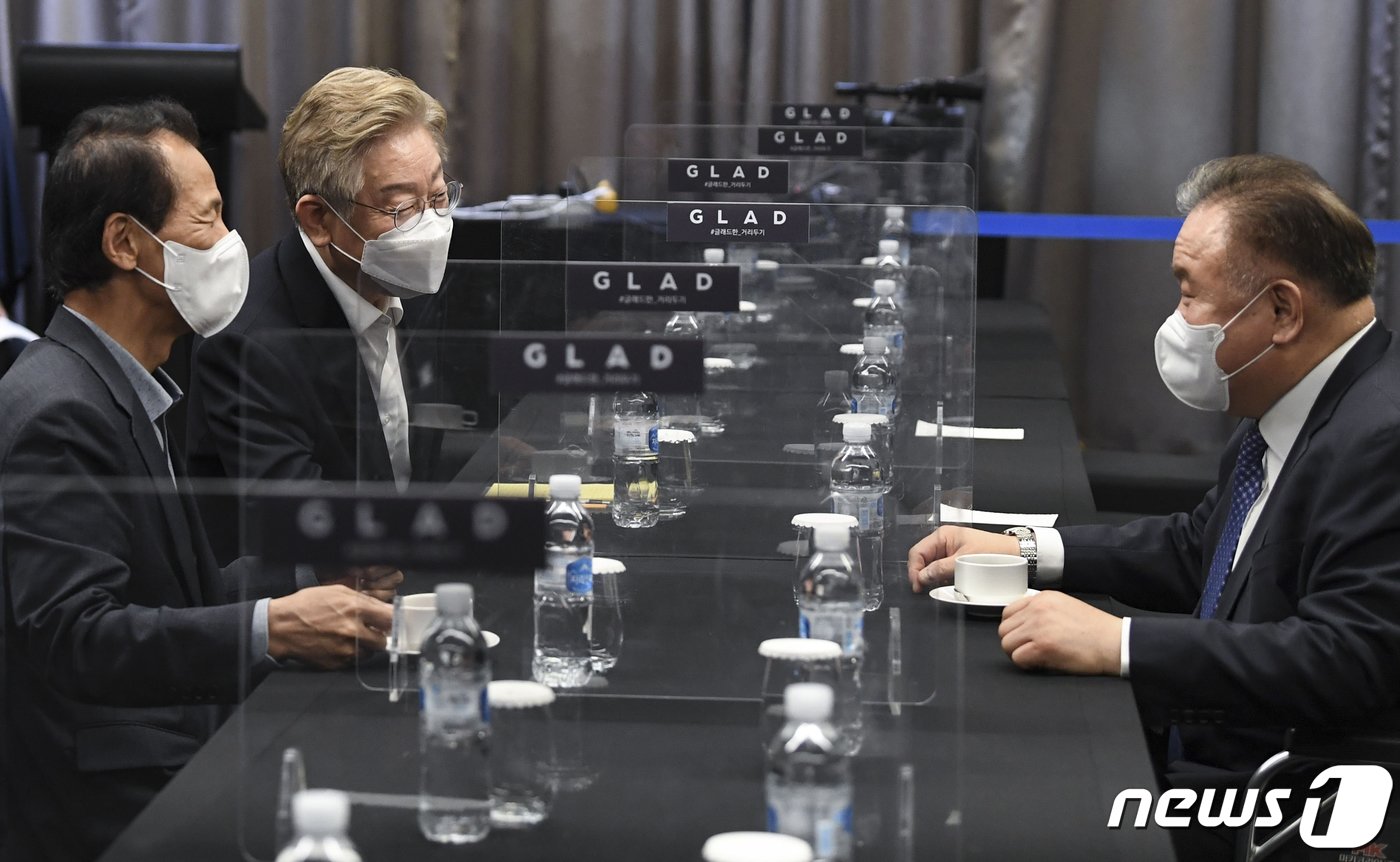 본문 이미지 - 이재명 경기도지사와 최문순 강원도지사가 1일 서울 여의도 글래드호텔에서 열린 공명선거 실천 서약식 및 프레스데이에서 이상민 선거관리위원장과 대화하고 있다. 2021.7.1/뉴스1 ⓒ News1 오대일 기자