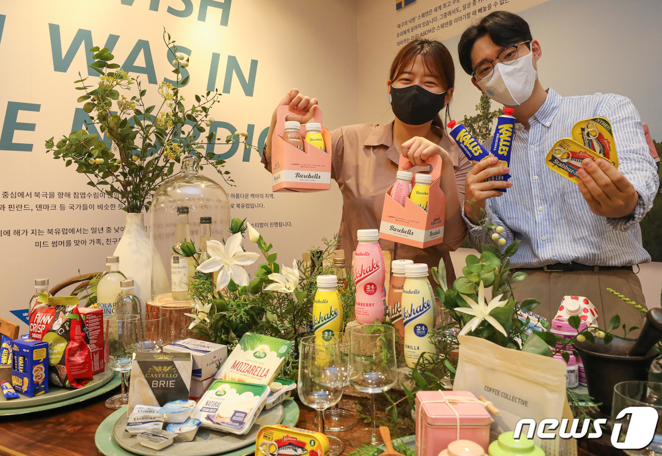 (서울=뉴스1) = 1일 오전 서울 양천구 현대백화점 목동점 지하2층 대행사장에서 직원들이 북유럽 3국의 리빙·그로서리 상품을 선보이고 있다.현대백화점 목동점은 오는 4일까지 지하 …