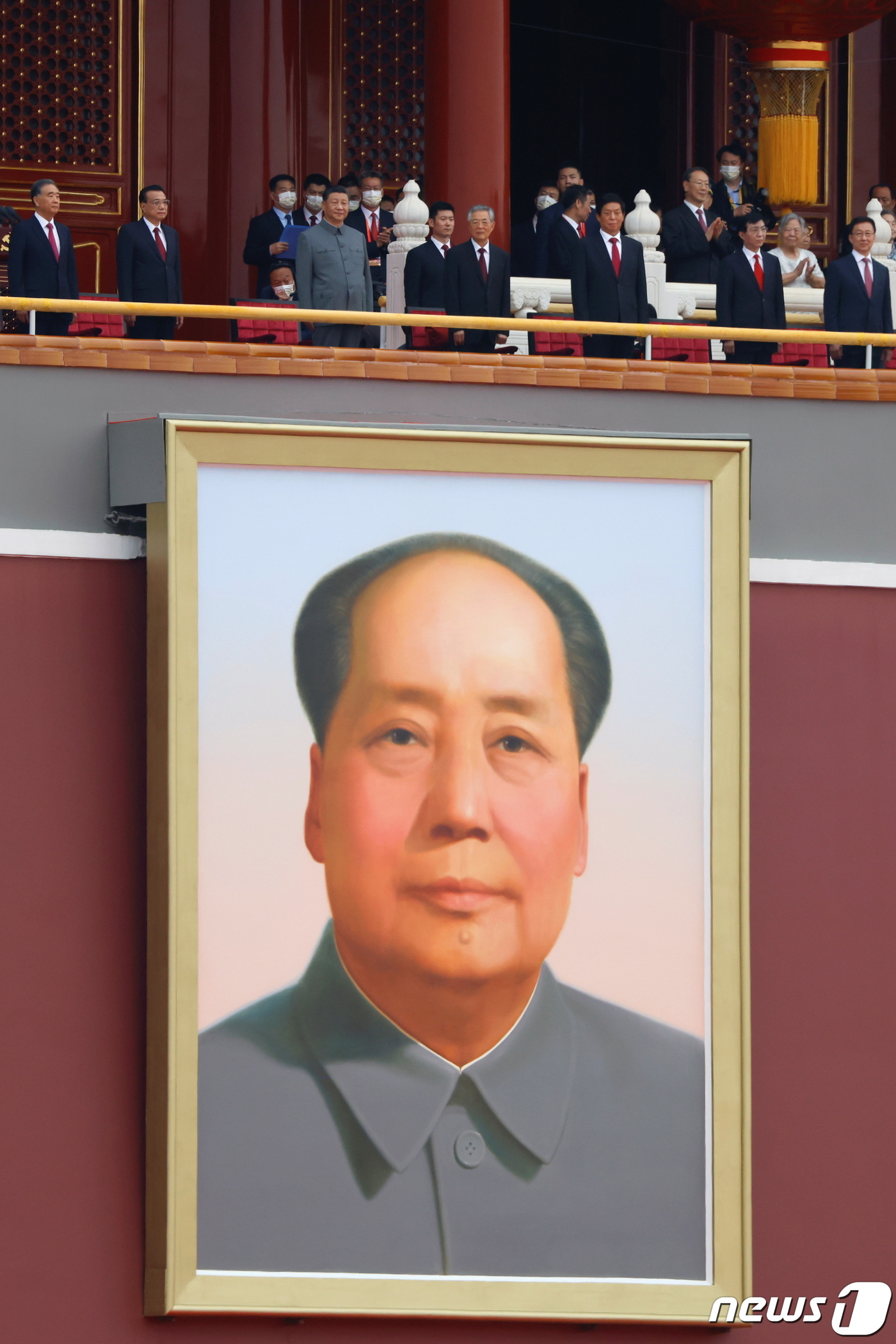 (베이징 로이터=뉴스1) 우동명 기자 = 시진핑 중국 국가주석이 1일 (현지시간) 베이징의 톈안먼 광장에서 열린 공산당 창당 100주년 경축행사서 지도부들과 마오쩌둥의 대형 초상화 …