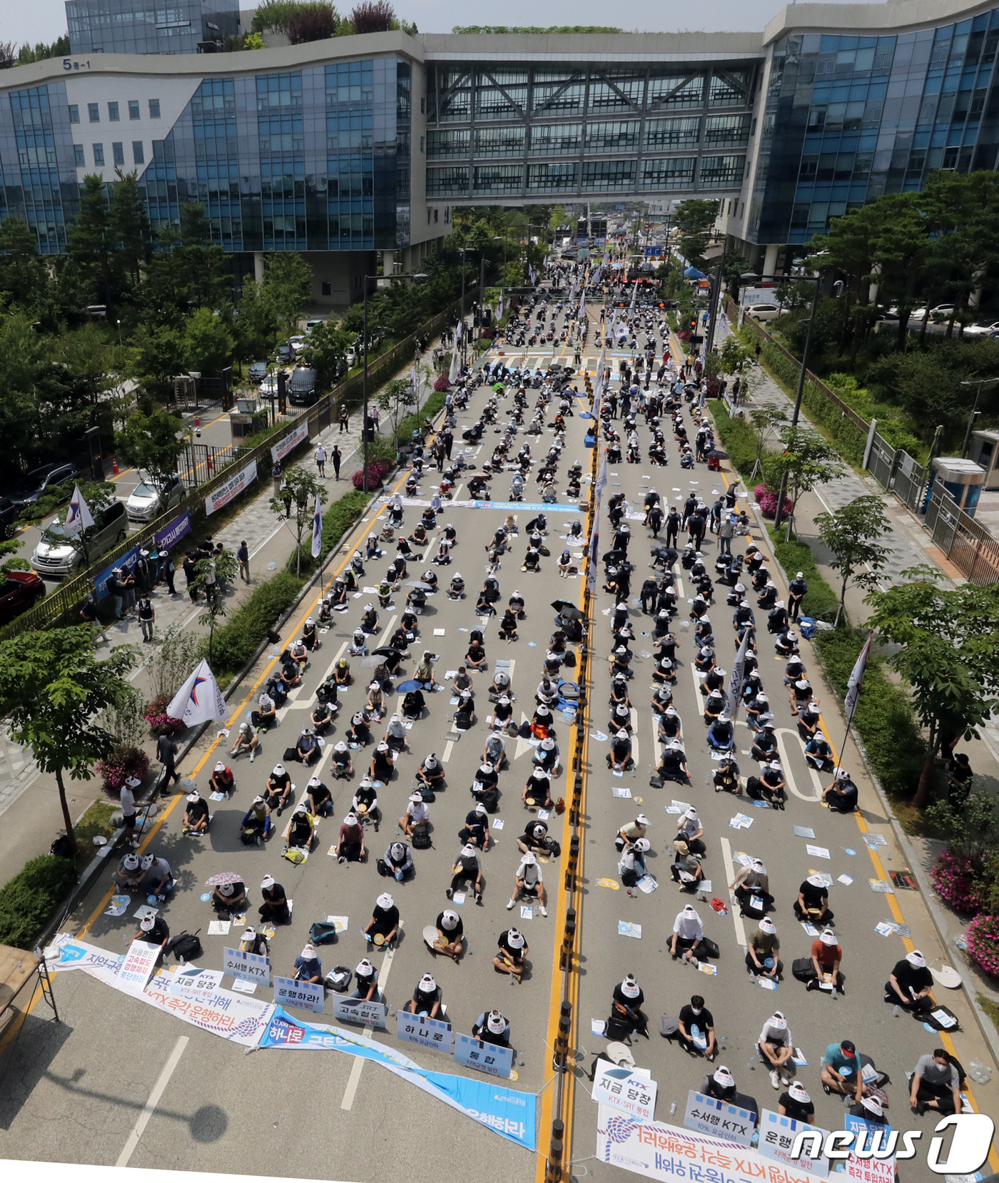 (세종=뉴스1) 장수영 기자 = 전국철도노동조합 조합원들이 1일 정부세종청사에서 철도노동자 결의대회를 갖고 '수서행 KTX 운행 및 고속철도 통합' 등을 촉구하고 있다. 2021. …