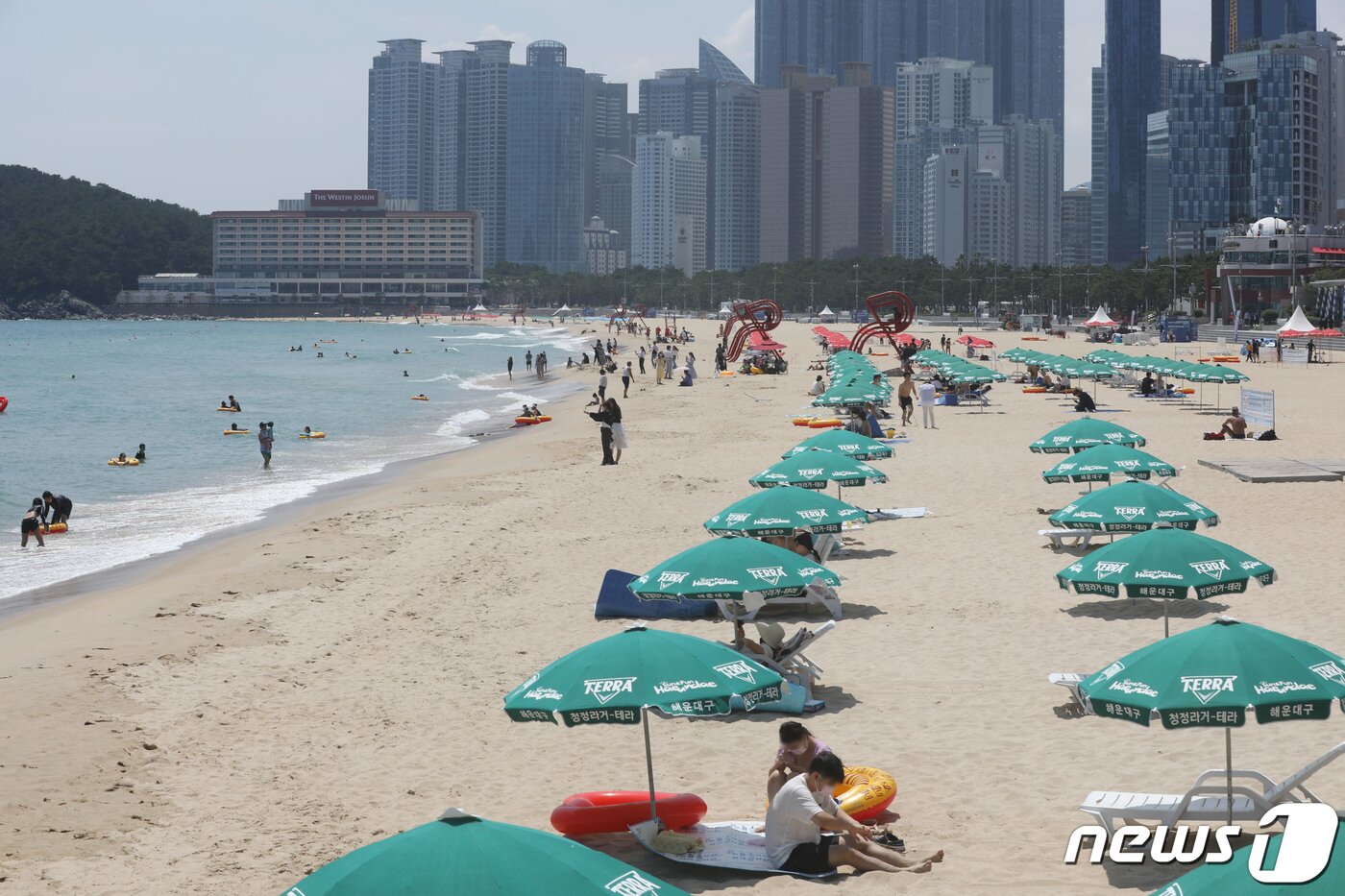 본문 이미지 - 해수욕장 정식 개장일인 1일 부산 해운대해수욕장을 찾은 관광객들이 파라솔 아래서 휴식을 취하고 있다.  여주연 기자