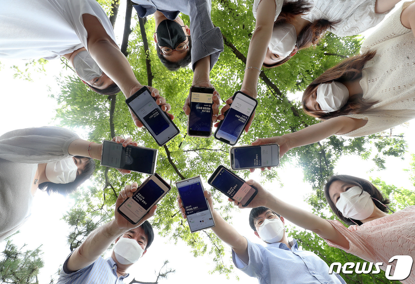 (수원=뉴스1) 박세연 기자 = 코로나19 백신 인센티브가 실시되는 1일 오후 경기도 수원 수원시청 앞 공원에서 백신 접종을 마친 수원시 코로나19대응 TF팀 직원들이 점심 식사 …