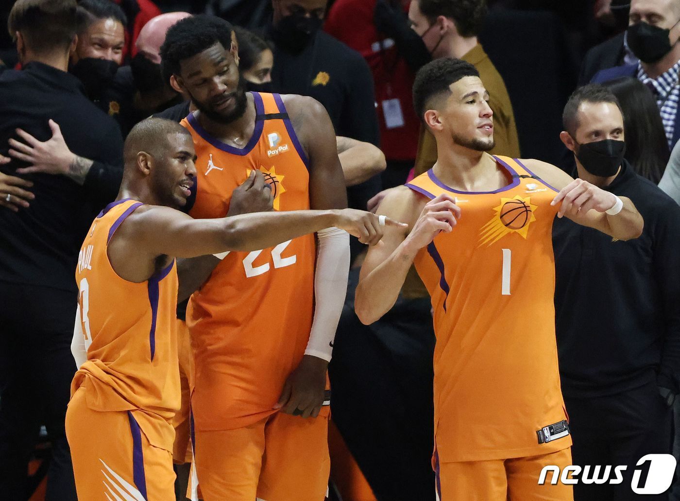 본문 이미지 - 파이널 진출에 힘쓴 (왼쪽부터) 크리스 폴과 디안드레 에이튼, 데빈 부커. ⓒ AFP=뉴스1 